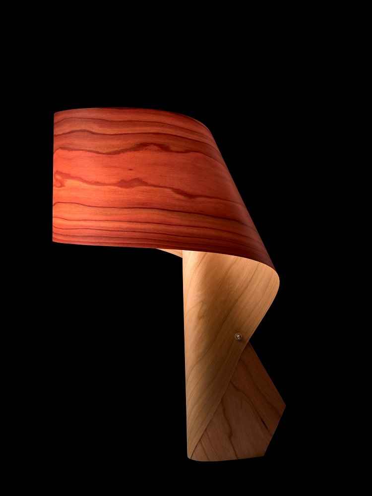 Air Table Tischleuchte von LZF Lamps: Moderne Holz Tischlampe mit warmem Lichtschein.