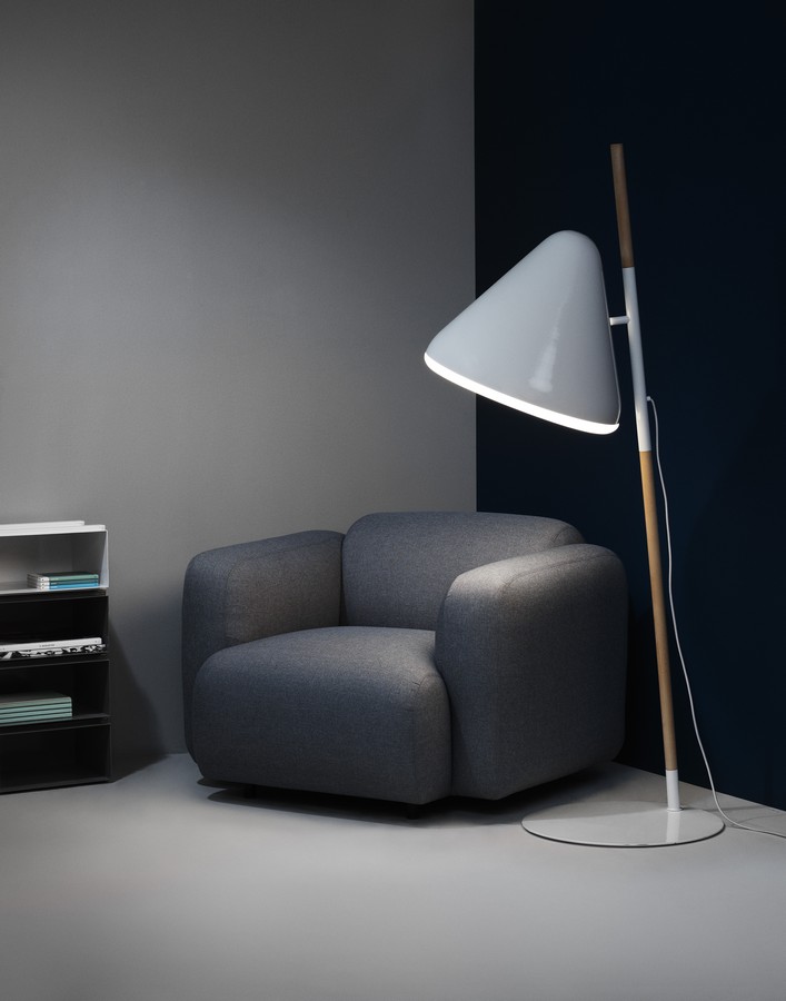 Grauer Swell Sessel von Normann Copenhagen mit Stehlampe in modernem Wohnzimmer.