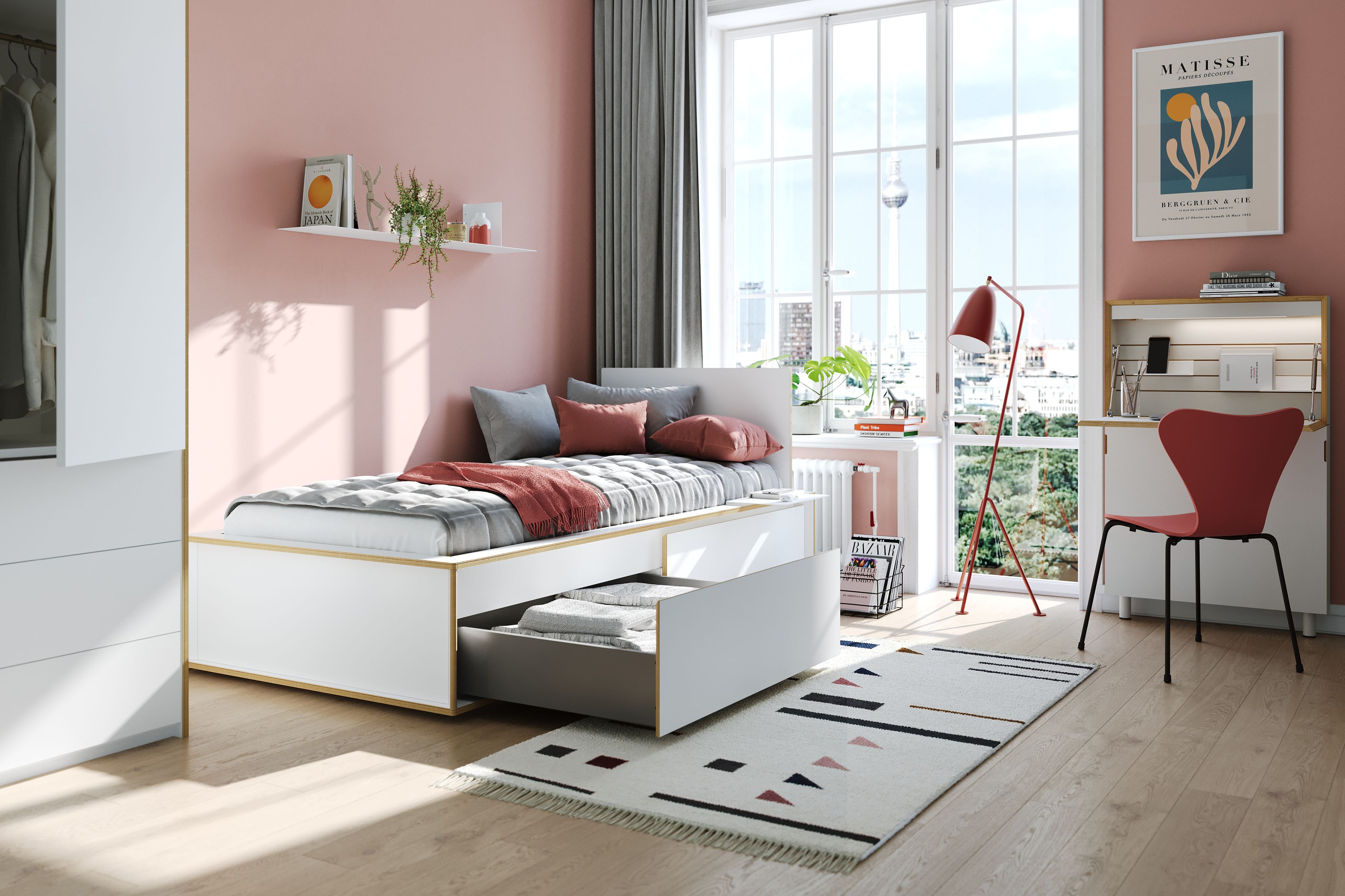 Helles Schlafzimmer mit Spaze Bett von Müller Möbelwerkstätten, weiß, mit Schubladen und farblich passender Einrichtung.