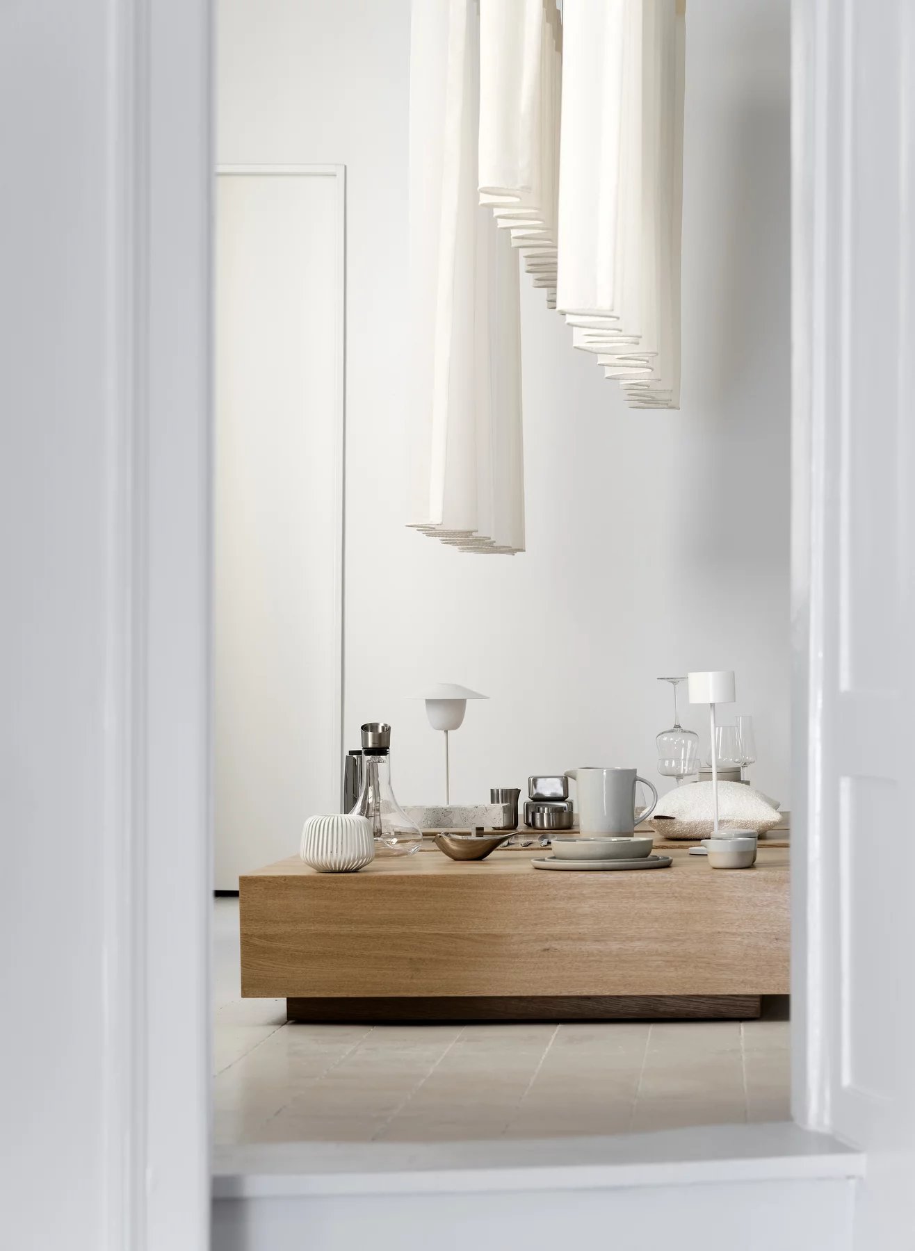 Goba Couchtisch von Blomus aus Eichenholz, dekoriert mit Geschirr und Accessoires in einem hellen Wohnraum.
