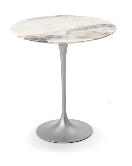 Saarinen Side Table: Beistelltisch mit runder Marmorplatte und silberfarbenem Fuß von Knoll International.