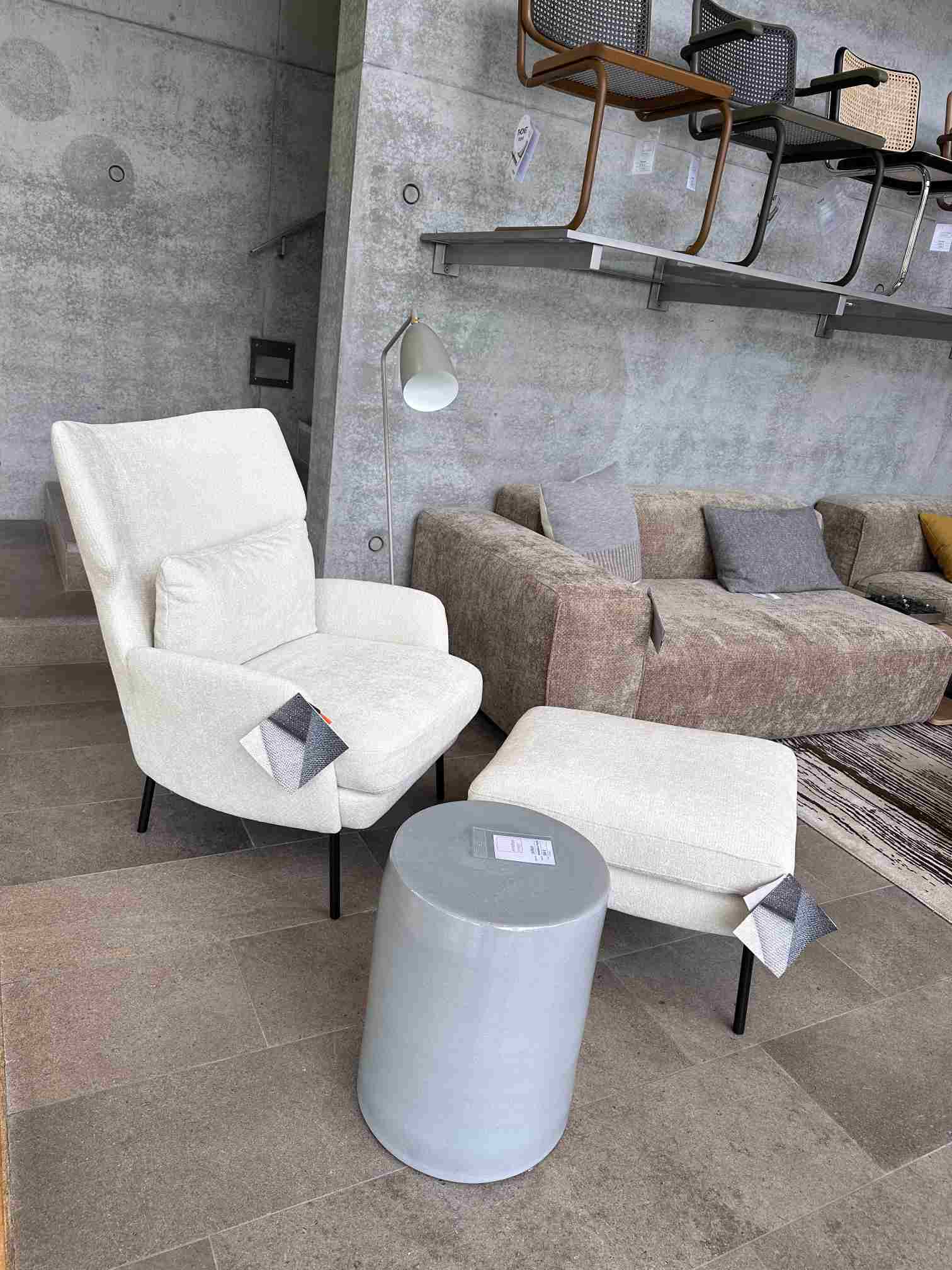 Seatrelax Sessel und Ottoman im modernen Design, weißer Stoffbezug, bequeme Sitzgelegenheit für Wohnzimmer.