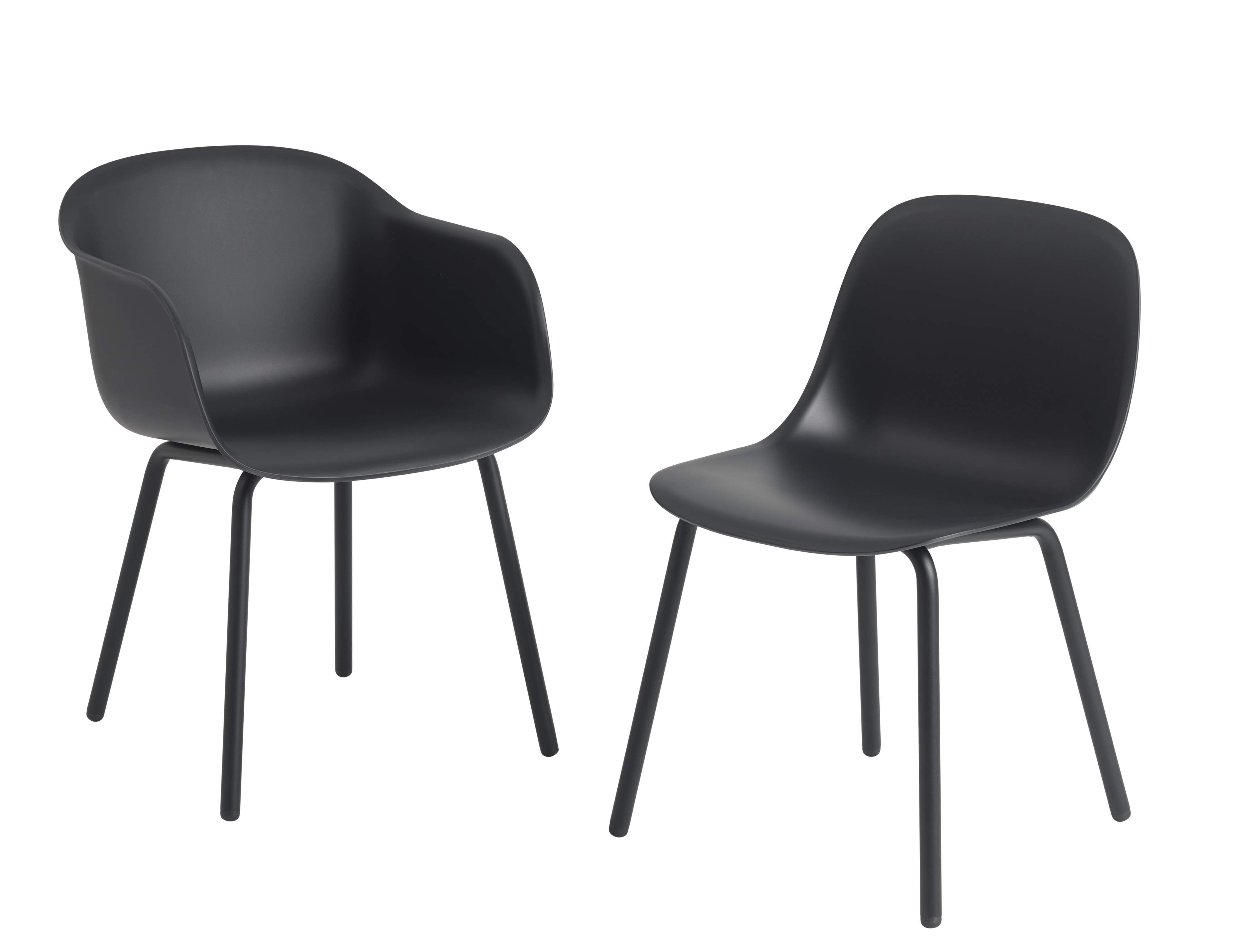 Zwei schwarze Fiber Stühle von Muuto, ein Stuhl mit Armlehne und ein Sidechair.