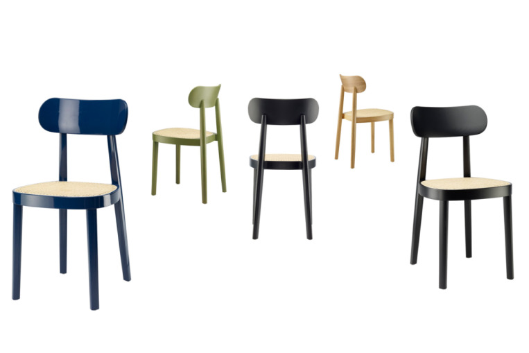 Mehrere Holzstühle, Modell 118 von Thonet, in verschiedenen Farben mit Wiener Geflecht Sitzfläche.