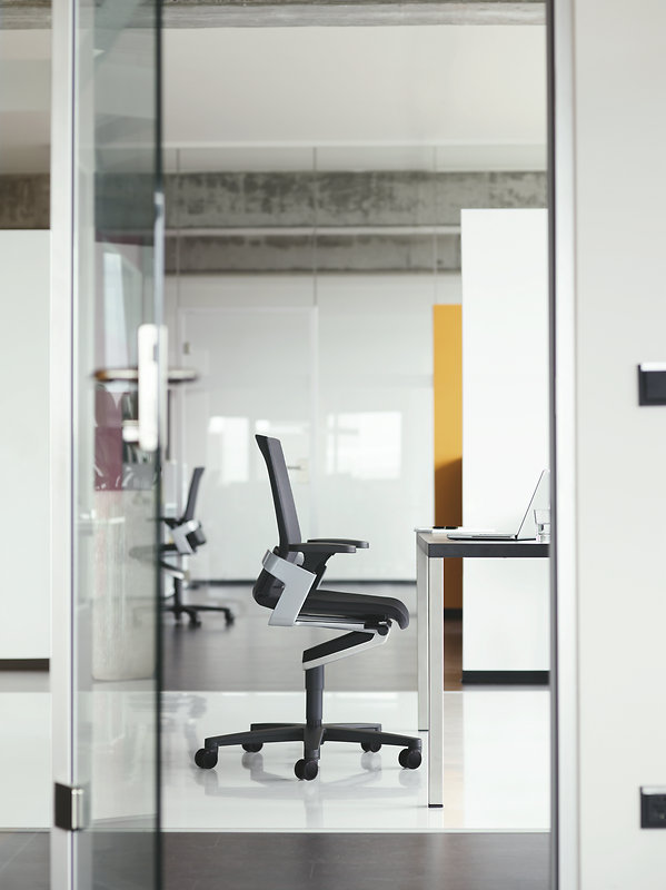 ON Drehstuhl von Wilkhahn mit mittelhoher Rückenlehne im modernen Büro, ergonomischer Bürostuhl mit Rollen.