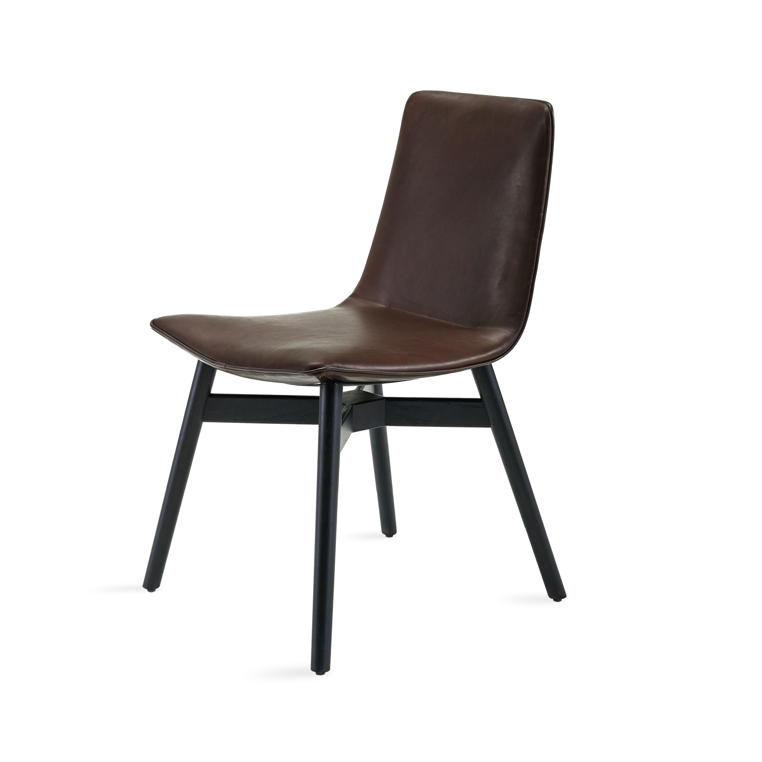 Amelie Basic Stuhl von Freifrau Manufaktur mit braunem Lederbezug und schwarzem Holzgestell, isoliert auf Weiß.
