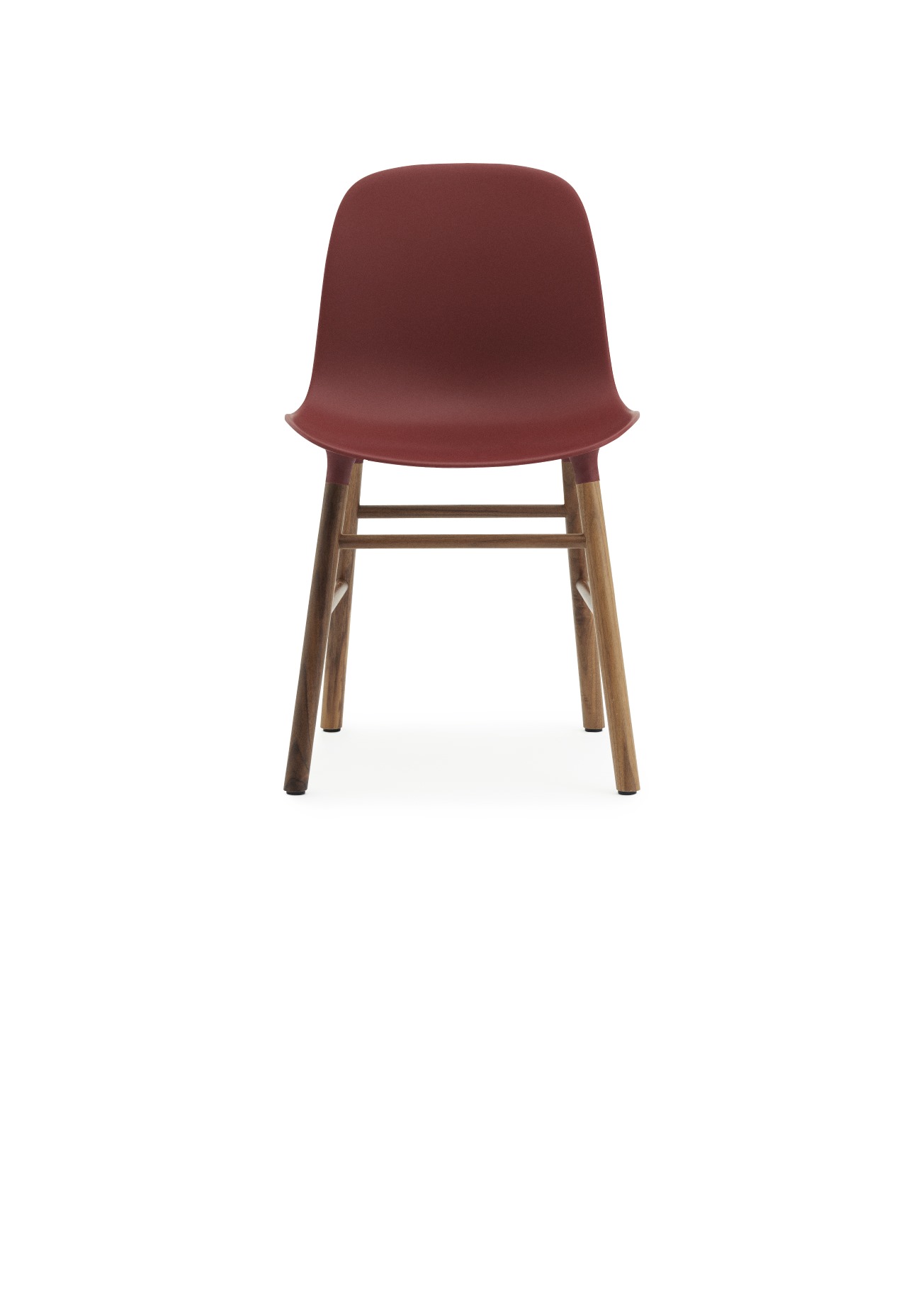 Normann Copenhagen Form Chair Stuhl in Rot mit Holzbeinen, Frontansicht auf weißem Hintergrund.