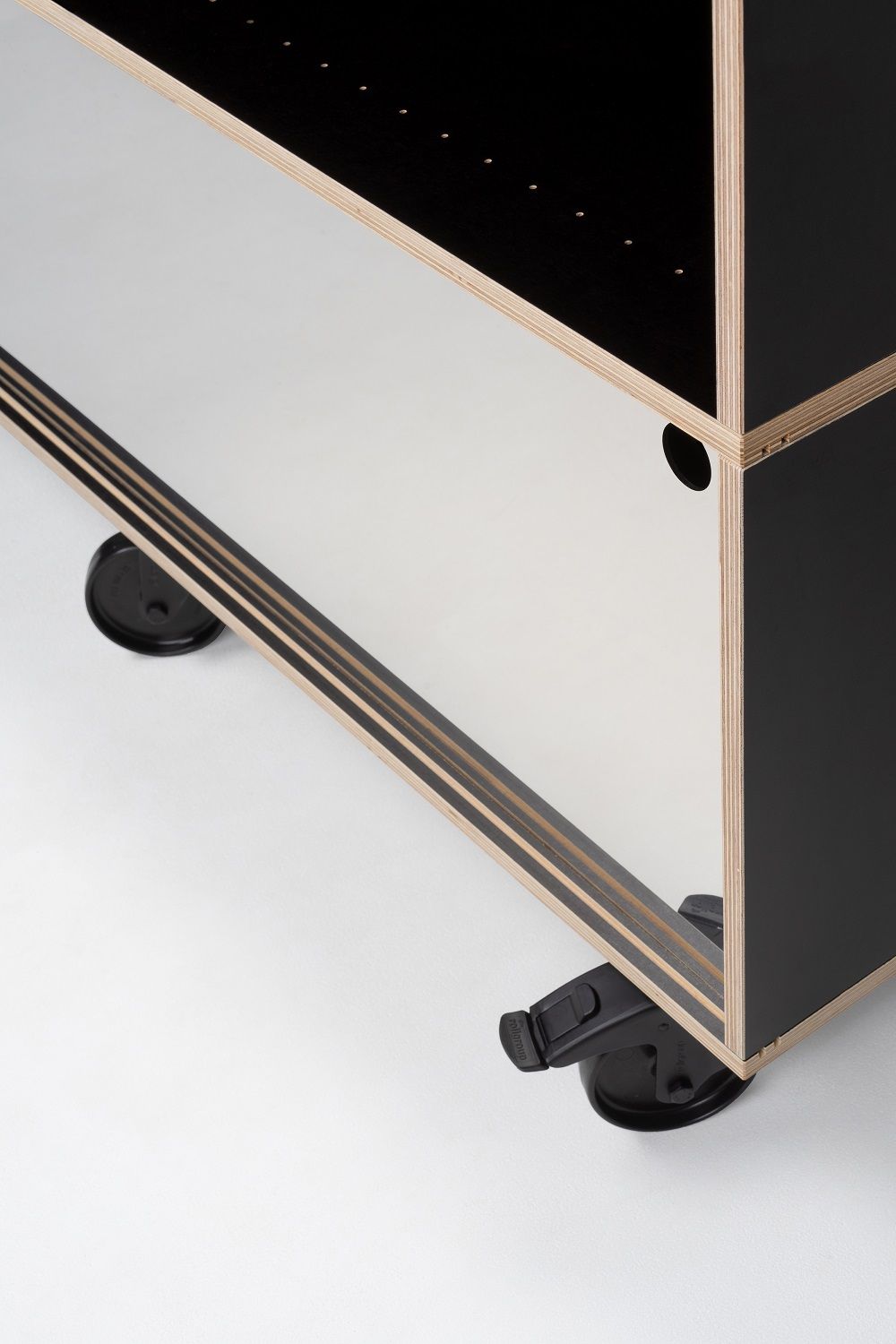 Detailaufnahme vom Egal Rockboard Sideboard von Nils Holger Moormann mit Rollen und schwarzem Korpus.