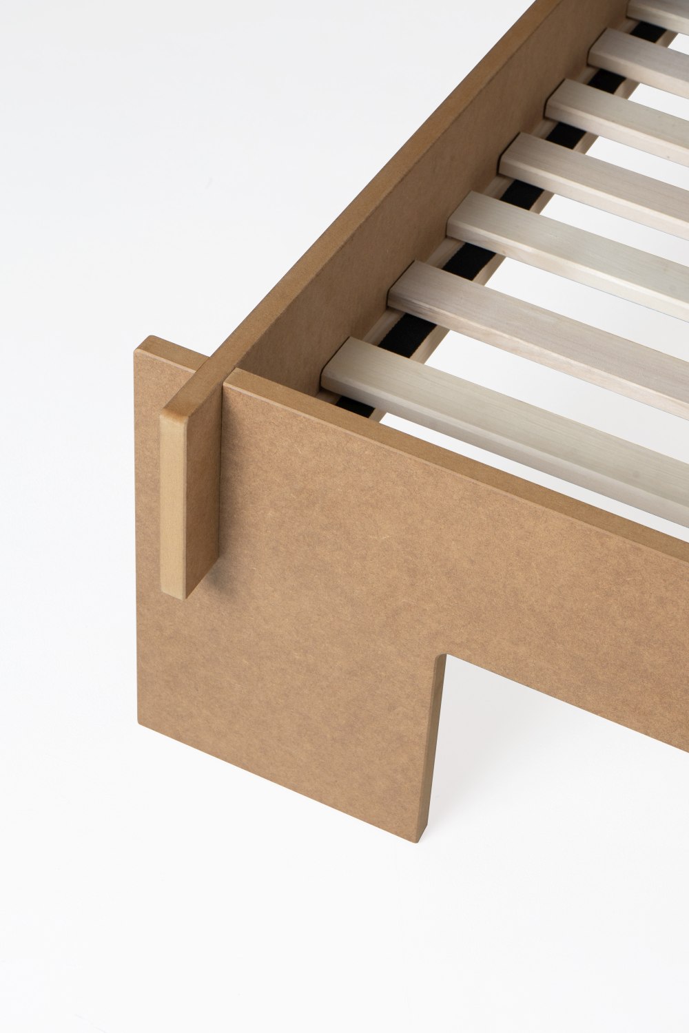 Detailaufnahme Siebenschläfer Bett von Moormann, MDF Natur, Lattenrost sichtbar. Modernes Design für Schlafzimmer.