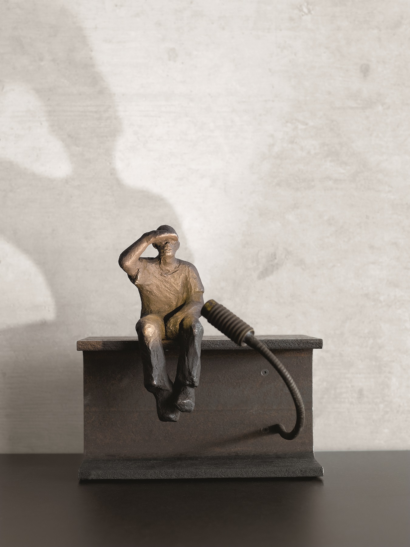 I See Tischleuchte Stele: Skulptur einer sitzenden Figur mit Kabel als Lampe, moderne Tischlampe für Wohnzimmer.