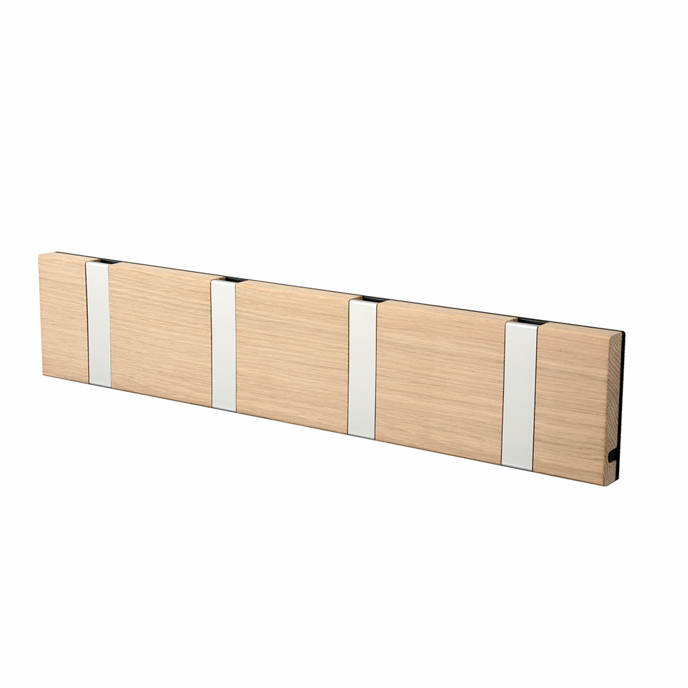 Knax Wandgarderobe mit vier Haken in Holzoptik und silbernen Akzenten, waagerechte Anordnung. Moderne Garderobenleiste.