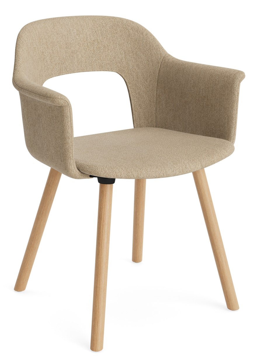 Layout Armchair von Hay: Stoffbezogener Armlehnstuhl in Beige mit hellem Holzgestell für Esszimmer und Wohnbereich.