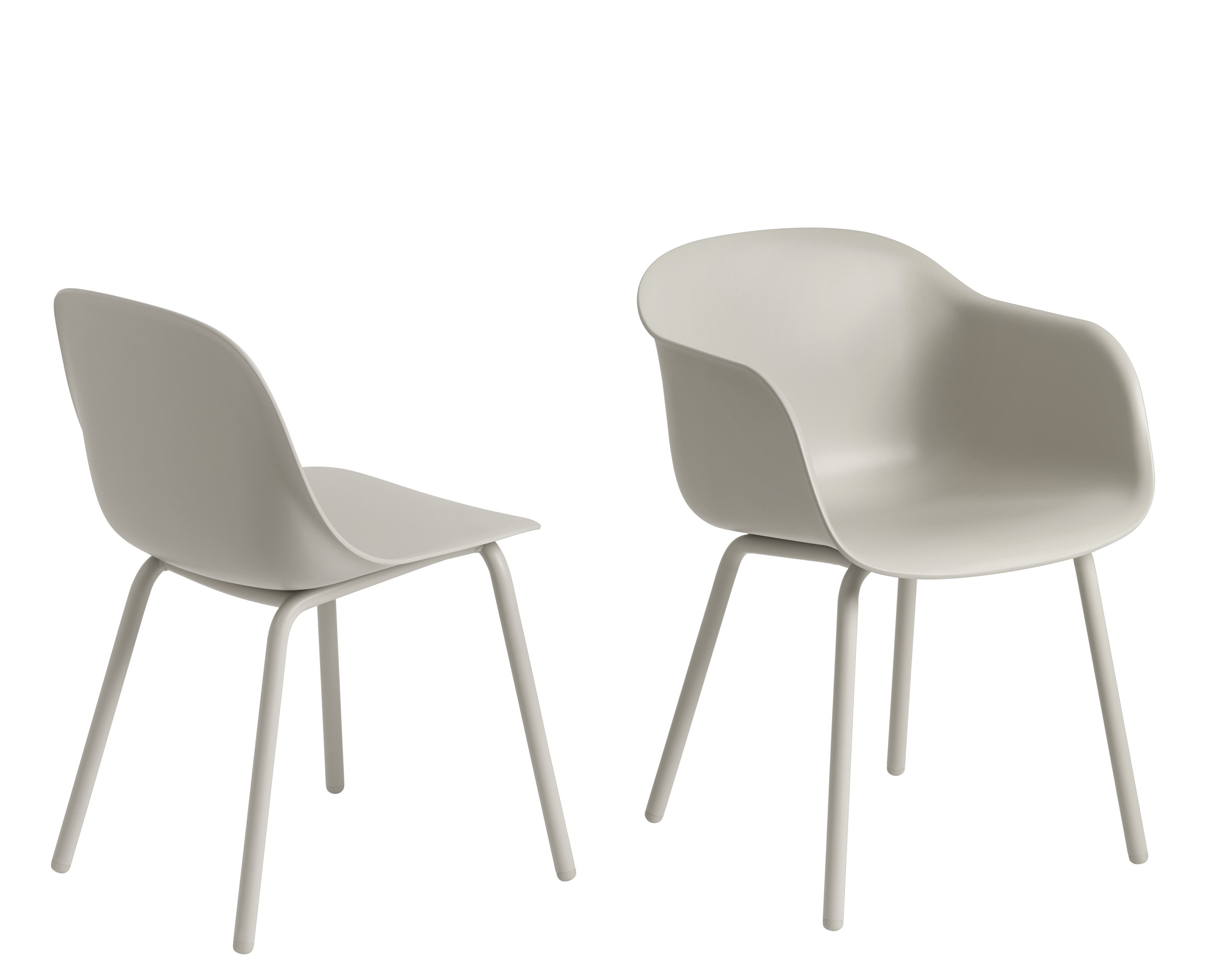 Muuto Fiber Outdoor Armchair: Moderner Armlehnstuhl aus recyceltem Kunststoff in Hellgrau, Gartenmöbel für den Außenbereich.