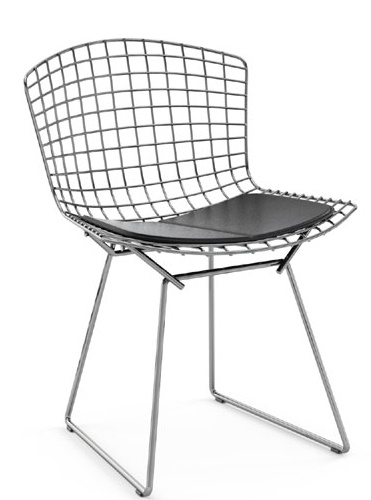Bertoia Stuhl für den Außenbereich von Knoll International mit schwarzem Sitzkissen und Drahtgestell.
