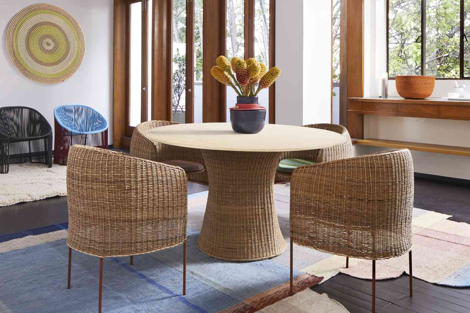 Ames Caribe Esstisch Outdoor aus Rattan mit passenden Stühlen im Wohnzimmer.