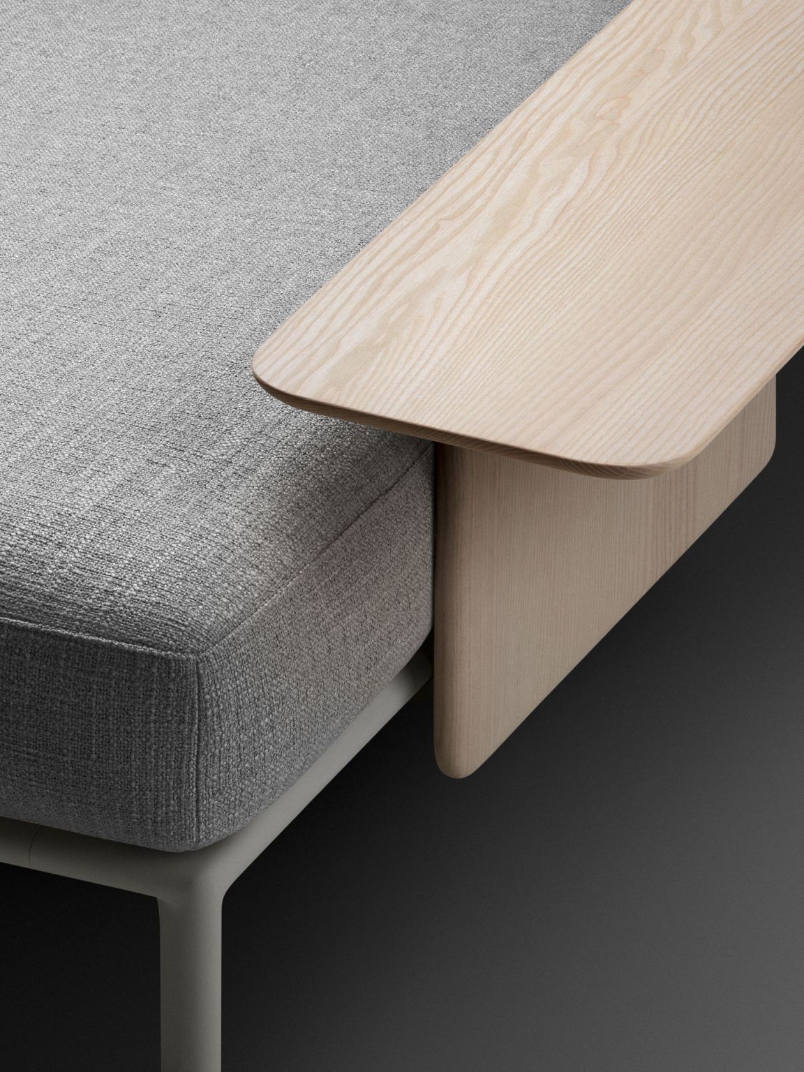 Detailaufnahme: Graues Sofa mit Beistelltisch aus hellem Holz, modernes Design für Wohnzimmer und Wartebereiche.