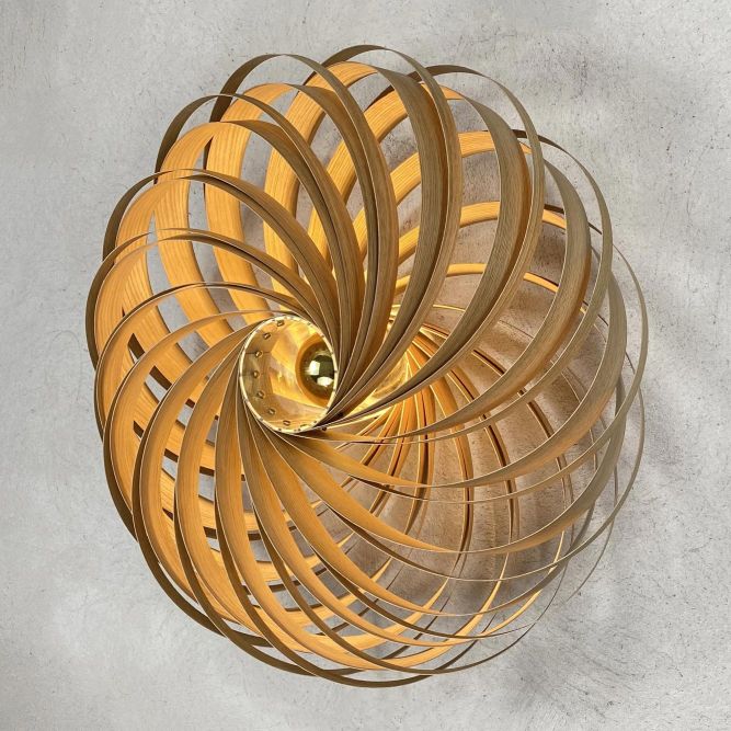 Veneria Wandleuchte Eiche, moderne Designlampe aus Holz mit warmem Lichtschein für stilvolle Innenraumbeleuchtung.