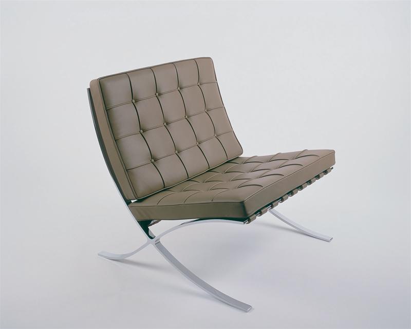 Barcelona Sessel mit braunem Lederbezug und verchromtem Stahlgestell, ein Designklassiker für stilvolles Wohnen.