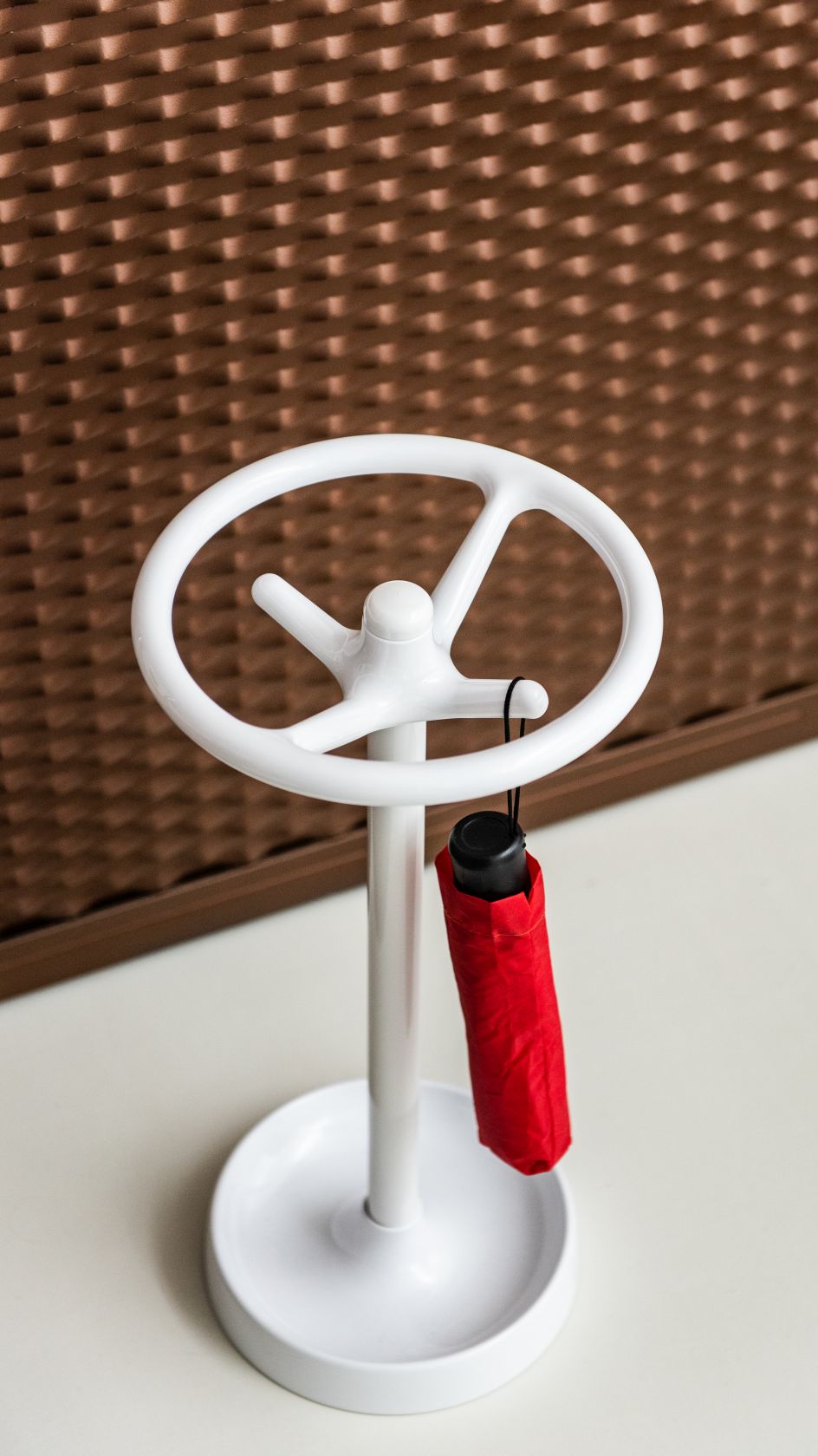 Weißer Bip Schirmständer von Rexite, Höhe 56 cm, mit rotem Regenschirm, modernes Design für Flur und Eingangsbereich.