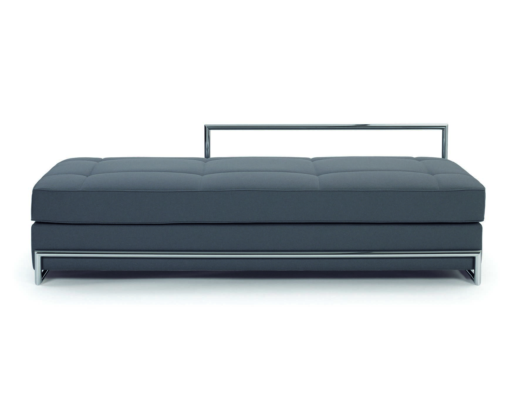 Day Bed Liege von ClassiCon mit blauem Bezug und verchromtem Stahlgestell. Moderne Liege für Wohnzimmer.