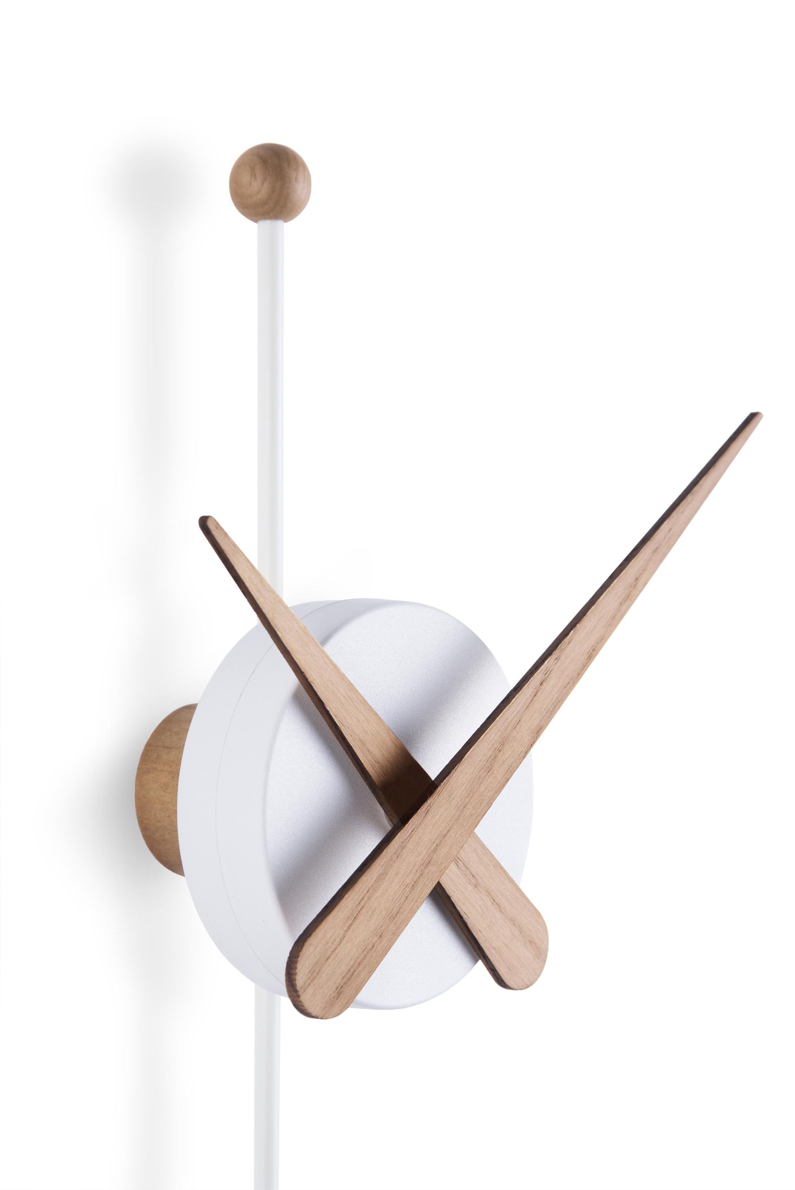 Punta Wanduhr: Moderne Designeruhr in Weiß mit Zeigern aus Eichenholz und weißem Stab.