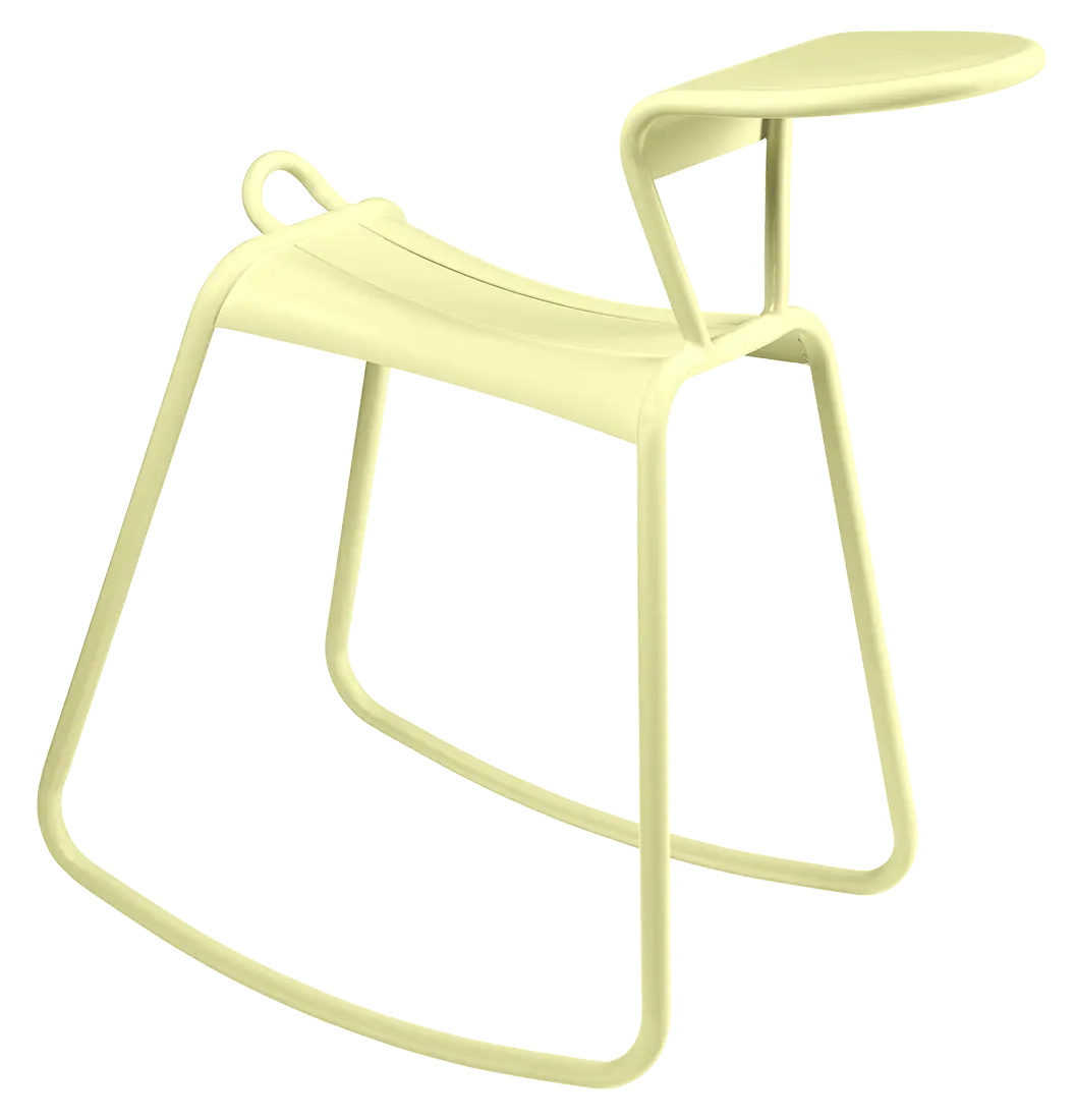 Adadesk Wippe von Fermob, ein moderner, gelber Outdoor-Beistelltisch aus Metall mit minimalistischem Design.