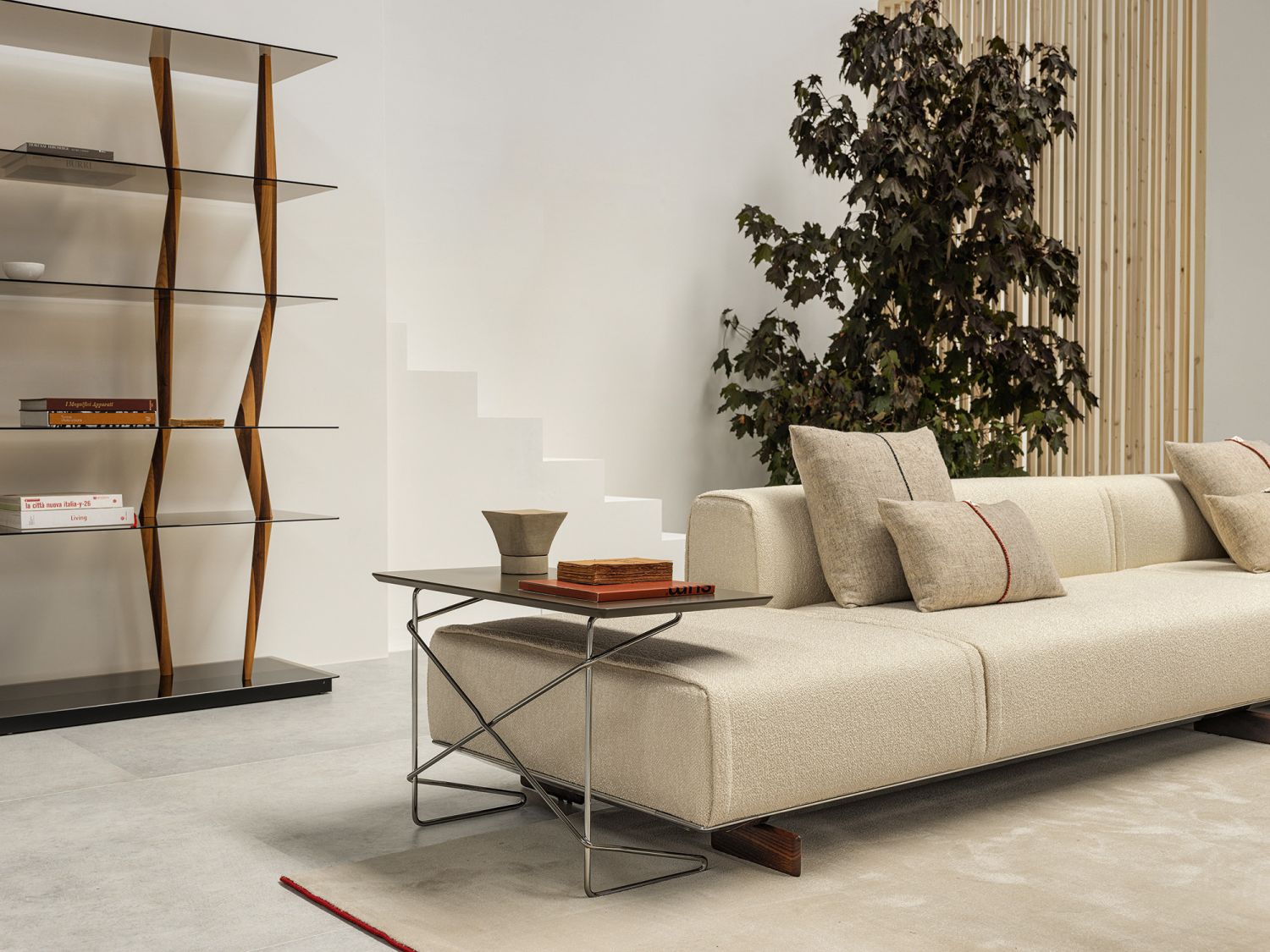 Sendai Regal von Casamania Horm: Modernes Designregal mit Glasböden und Holzstruktur im Wohnzimmer.