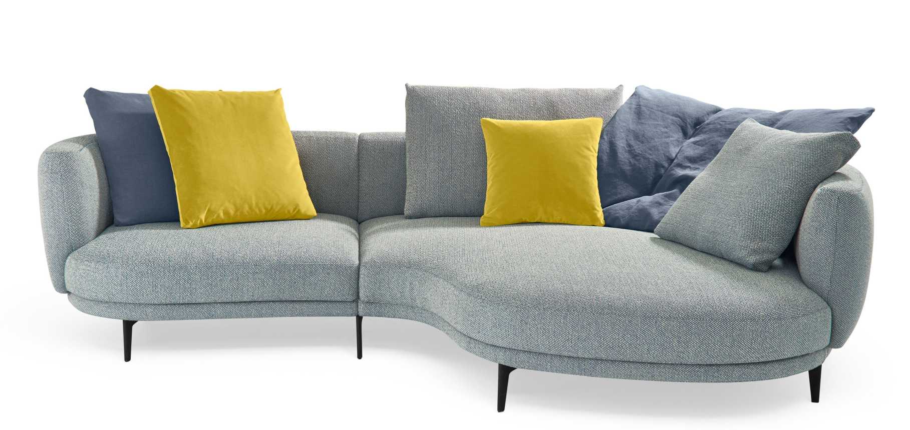 Marru Sofa von Walter Knoll, hellgrau, mit gelben und blauen Kissen, modernes Wohnzimmer Design.