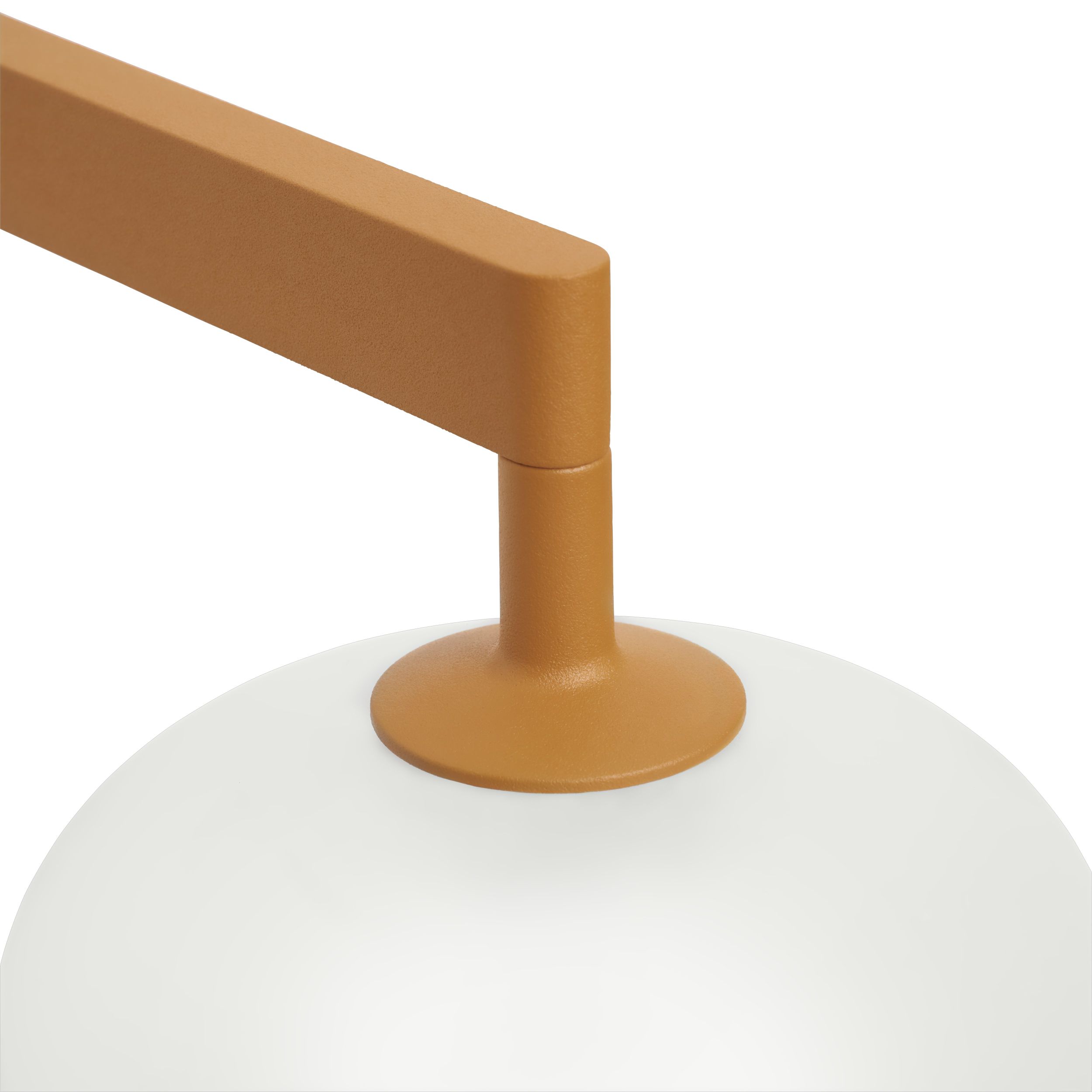 Detailaufnahme der Muuto Rime Wandleuchte mit braunem Arm und weißem Glasschirm.