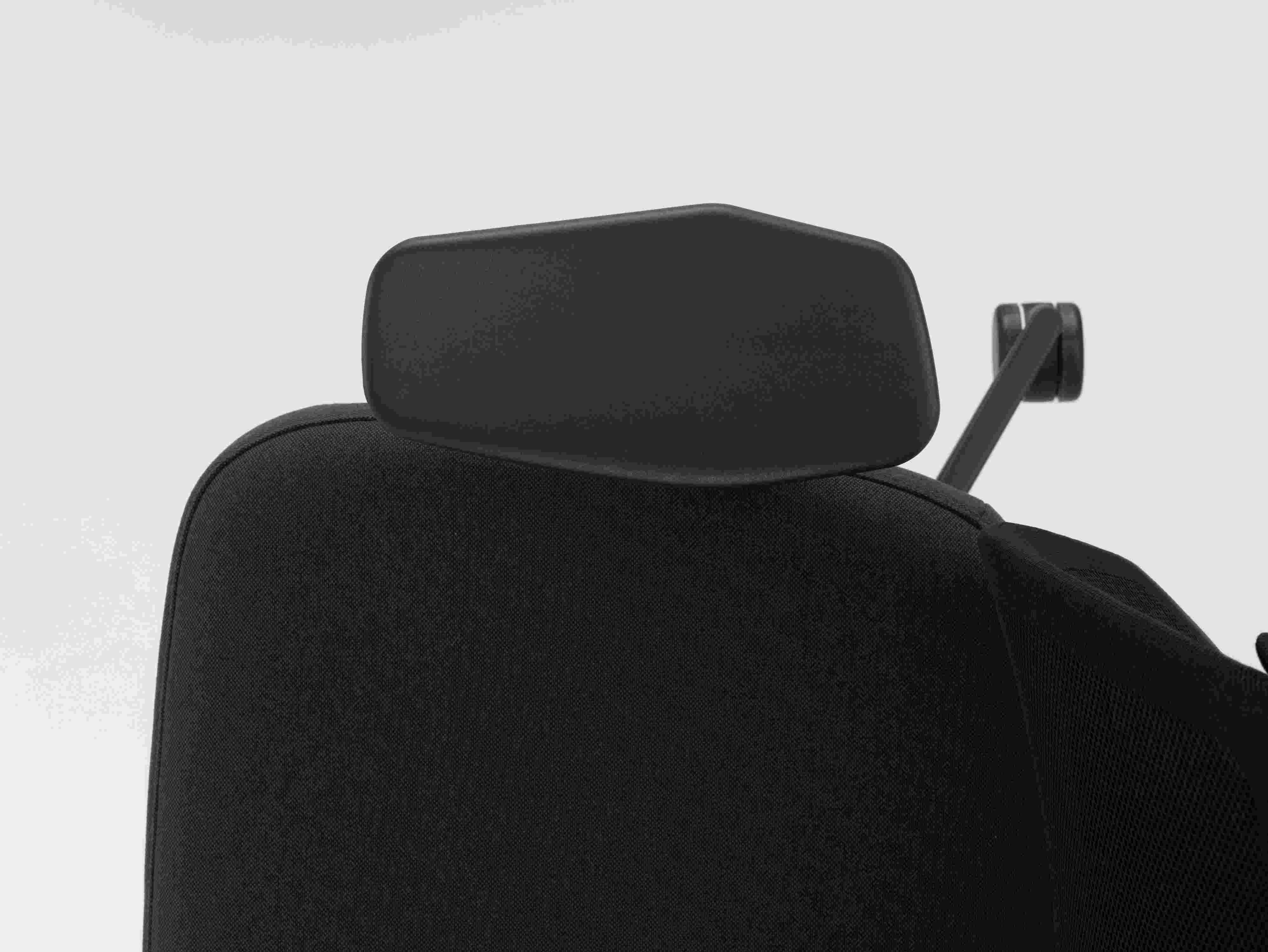 Detailaufnahme des schwarzen Vitra ID Cloud Bürodrehstuhls mit Kopfstütze, ergonomisch und modern für das Büro.