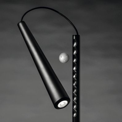 Magneto LED Stehleuchte in Schwarz, flexible Ausrichtung durch Magnetverbindung, modernes Design für Wohnraumbeleuchtung.