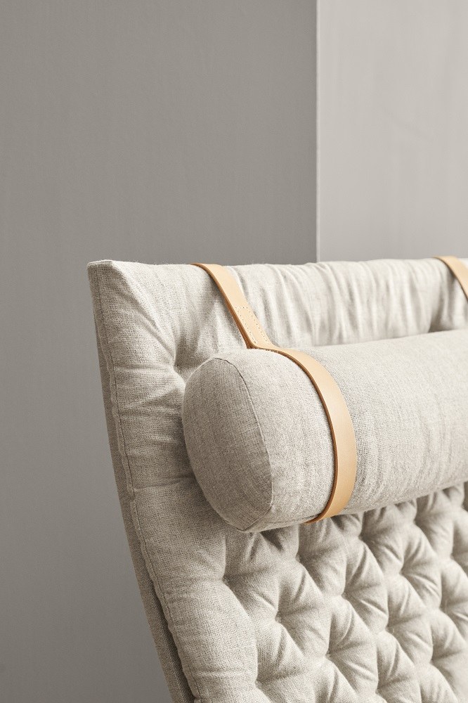 Detailaufnahme: FK10 Plico Chair Sessel von Carl Hansen & Søn, weiß geölt, mit Lederriemen.