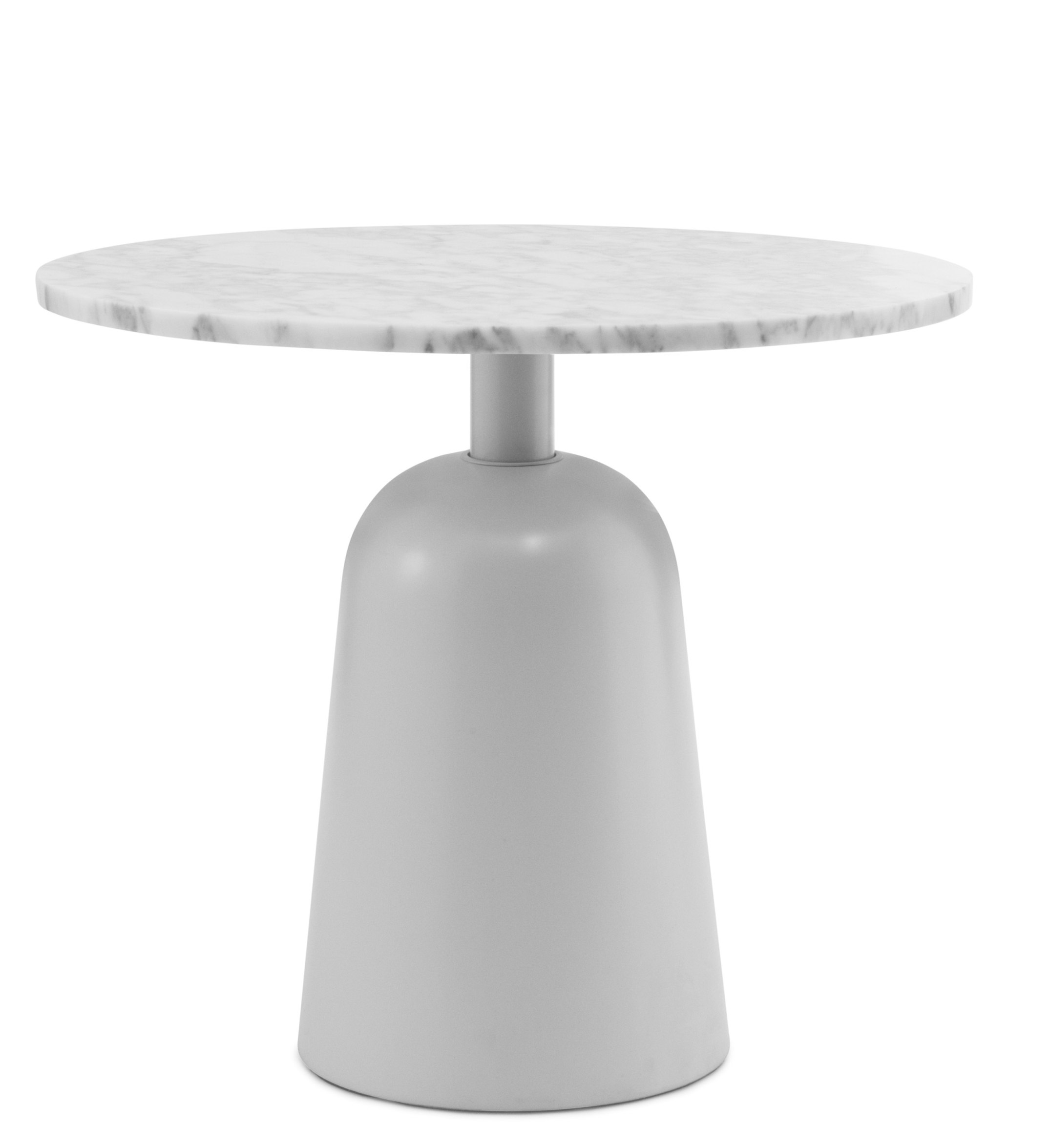Normann Copenhagen Turn Table Marmor Beistelltisch mit grauem Metallfuß auf weißem Hintergrund.