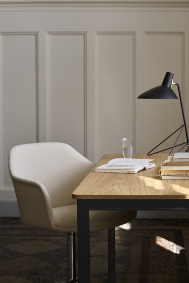 AndTradition Drip Table HW58 aus Eiche mit schwarzem Gestell, Stuhl, Lampe und Accessoires.