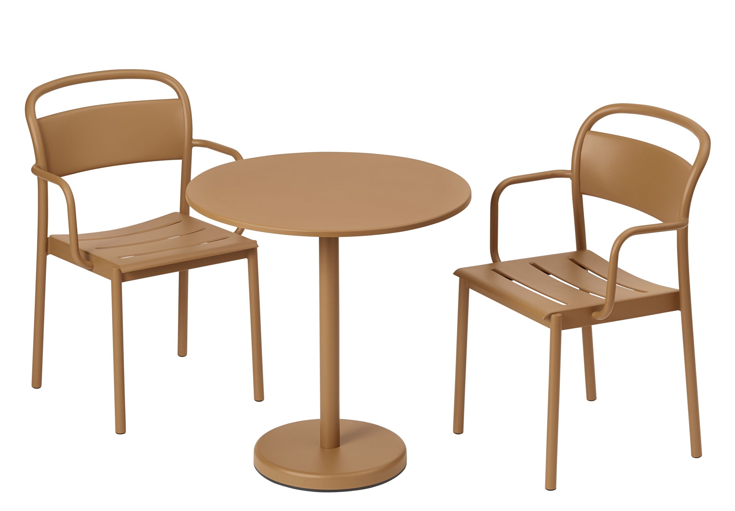 Muuto Linear Steel Cafétisch mit zwei passenden Armlehnstühlen in Terrakotta für den Außenbereich.