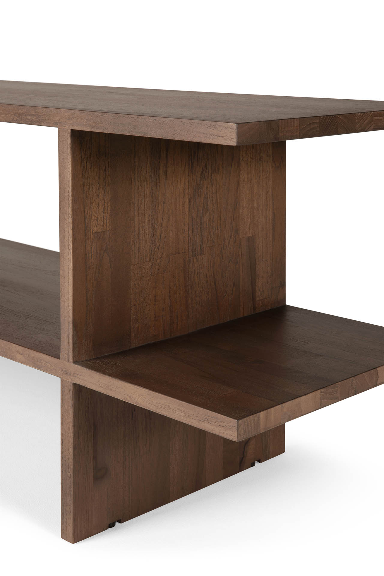 Detailaufnahme des Ethnicraft Kabuki Beistelltischs aus dunklem Holz mit Ablagefläche.