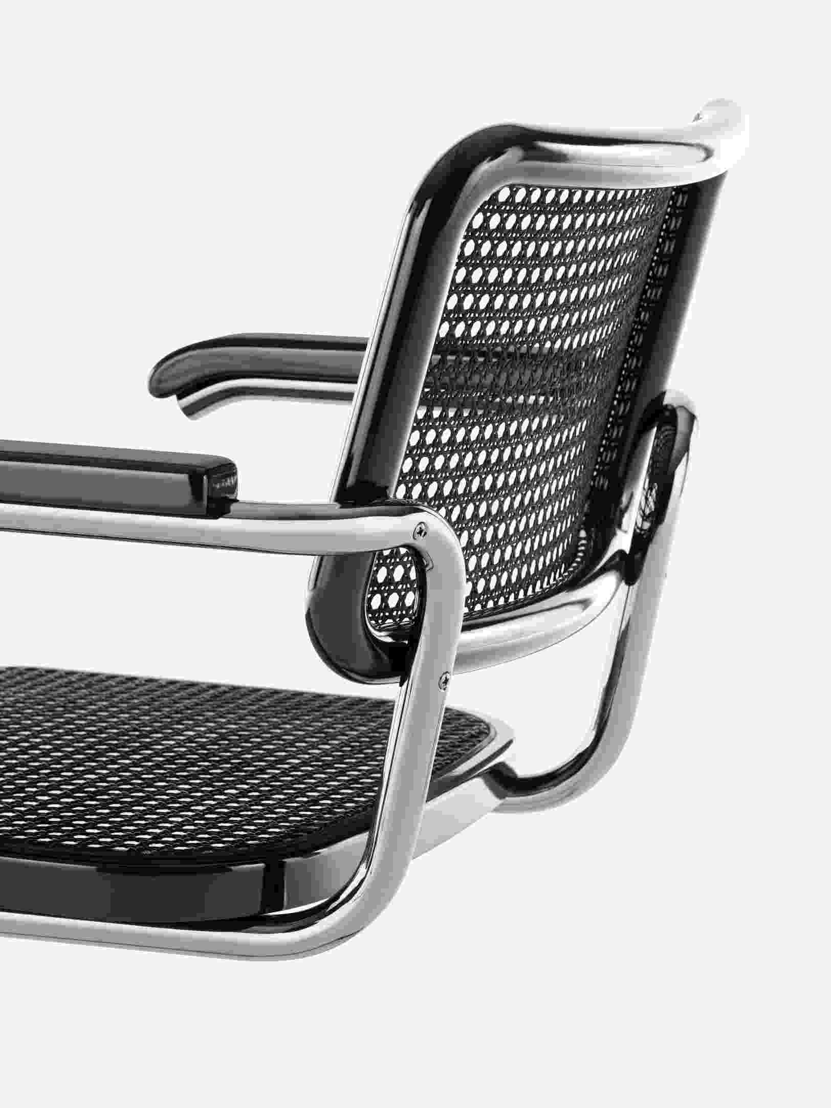 Detailaufnahme des Thonet S 64 V Freischwingers von Jil Sander mit Rohrrahmengestell und Wiener Geflecht.