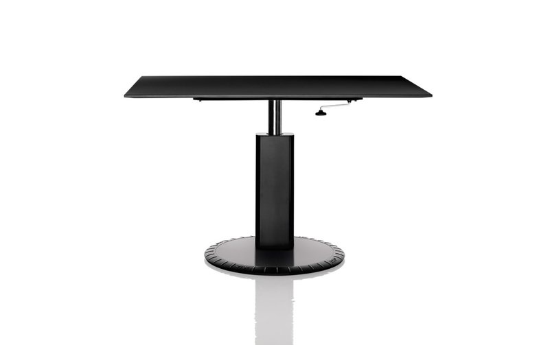 Schwarzer 360° Table Tisch von Magis: Quadratische Tischplatte mit zentralem Standfuß und rundem Fuß.