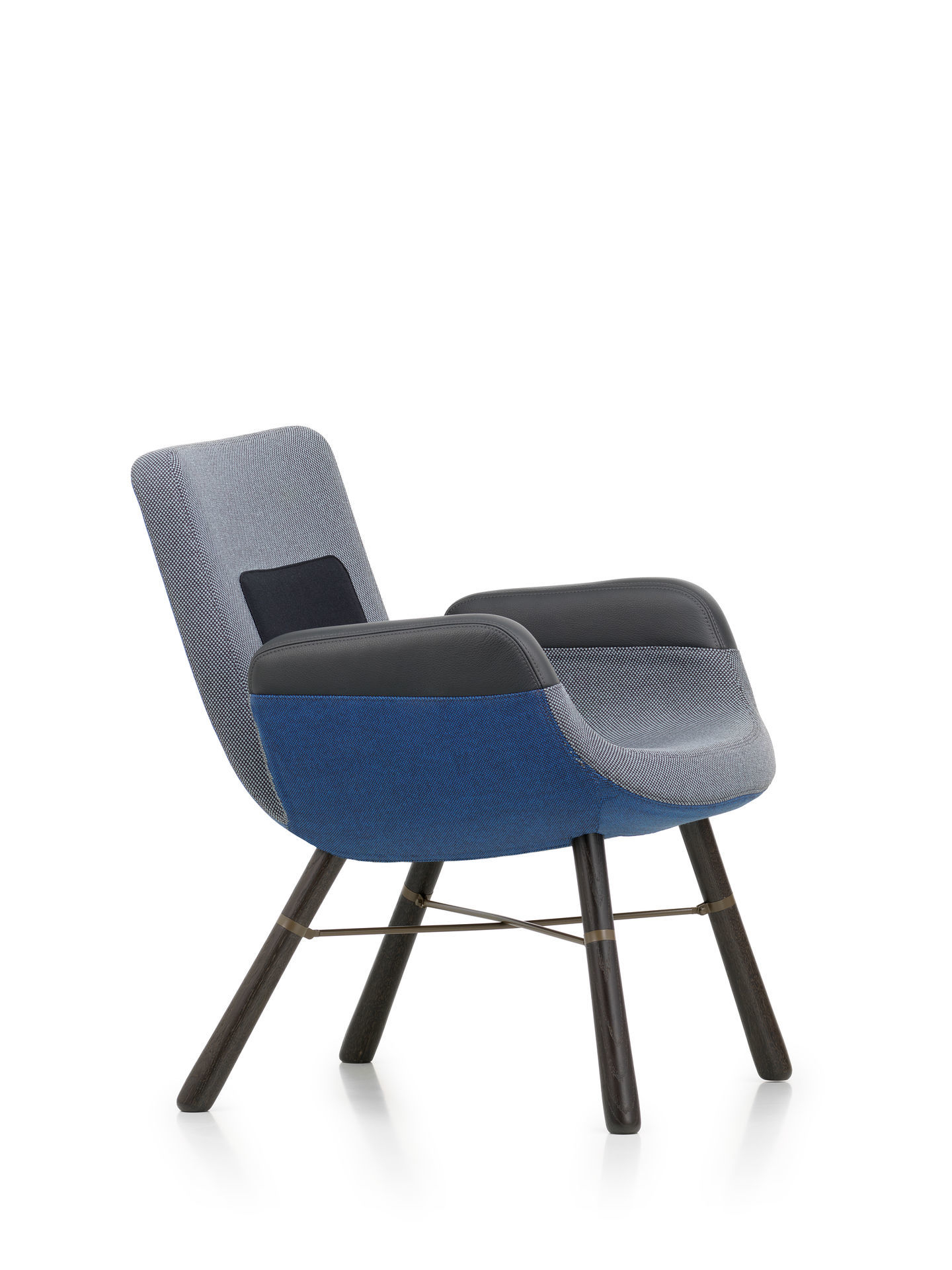 Vitra East River Chair Sessel mit blauer Polsterung und dunklen Holzbeinen, seitliche Ansicht.
