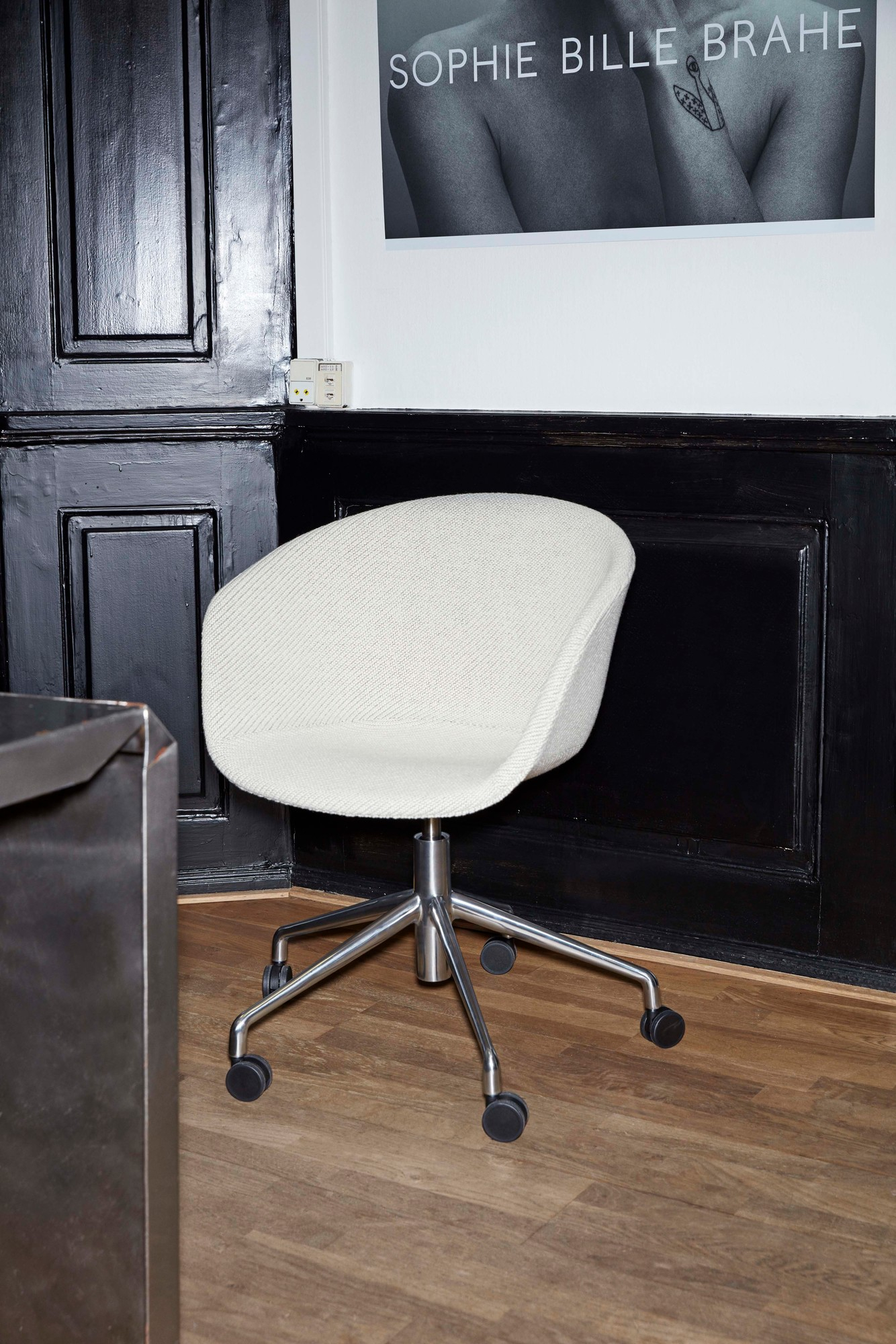 Weißer About a Chair AAC53 Drehstuhl von Hay mit Vollpolster und Chromgestell.