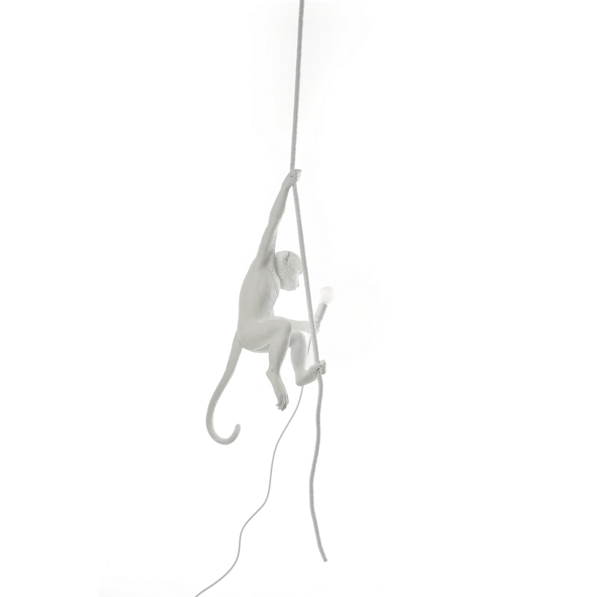 Weiße Monkey Lamp Pendelleuchte von Seletti, ein hängender Affe hält eine Glühbirne.