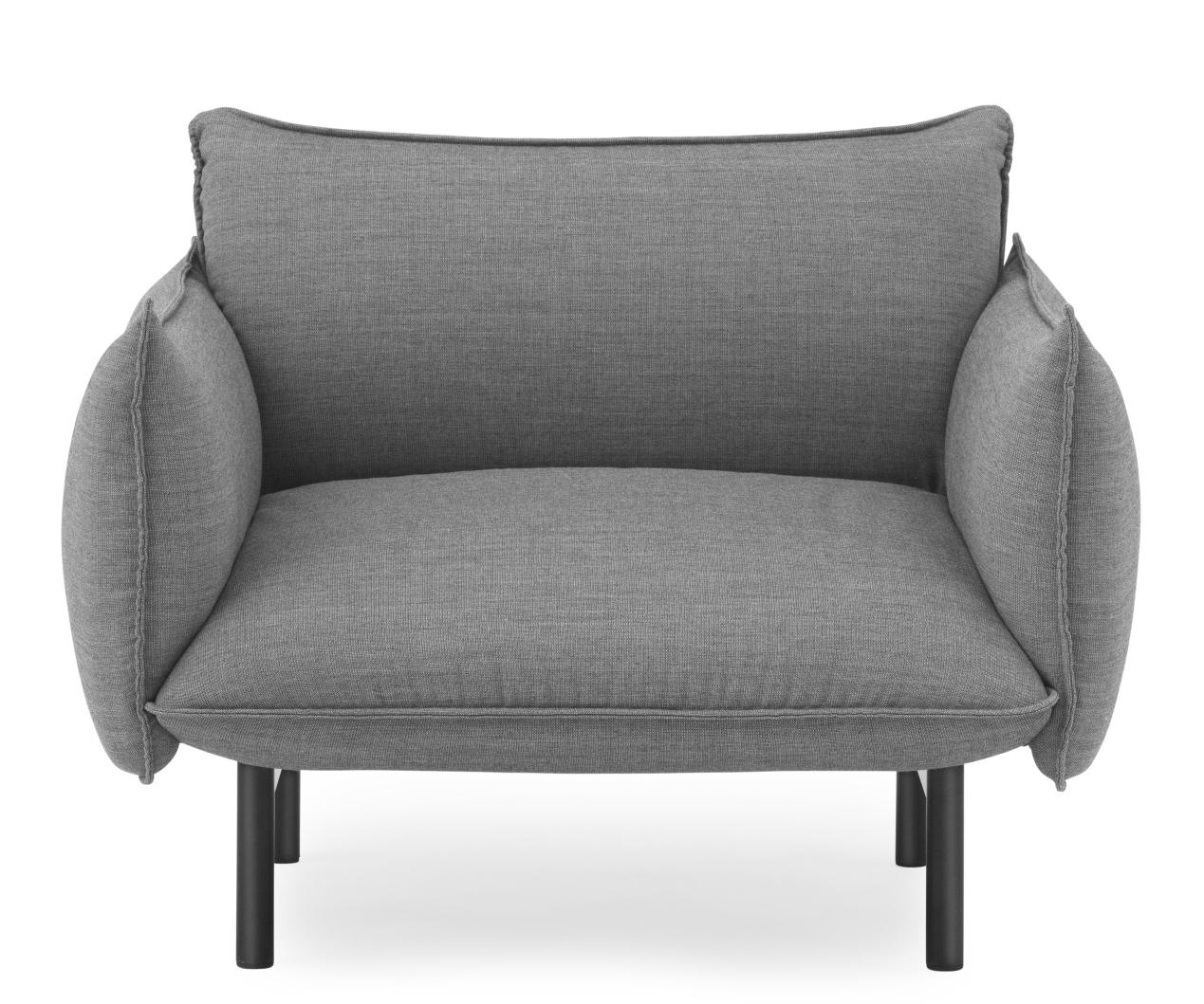Grauer Ark Lounge Chair Sessel von Normann Copenhagen mit Stoffbezug und schwarzen Metallbeinen.