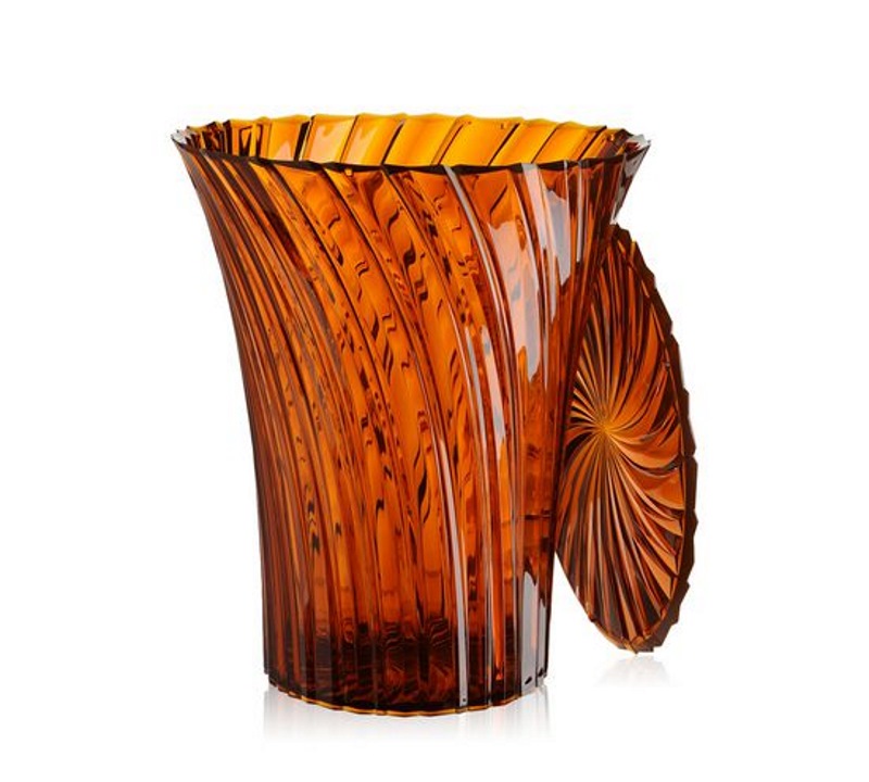 Sparkle Hocker von Kartell, bernsteinfarben, aus transparentem Kunststoff mit spiralförmiger Struktur, als Beistelltisch oder Sitzgelegenheit.
