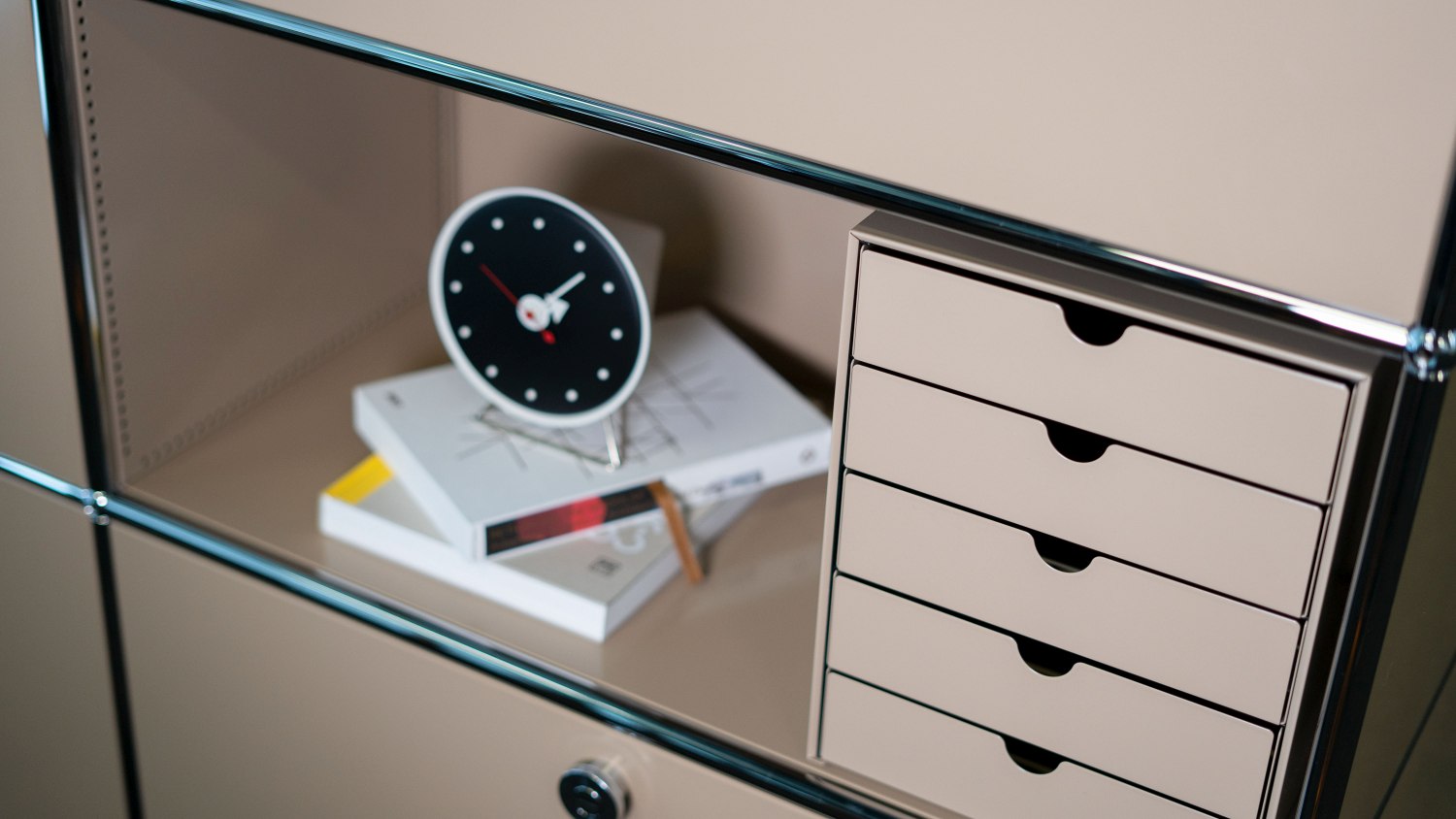 Detailaufnahme des USM Haller Inos Kastensets C4 in Reinweiss, geschlossen, mit fünf Schalen, ideal für das Home Office.