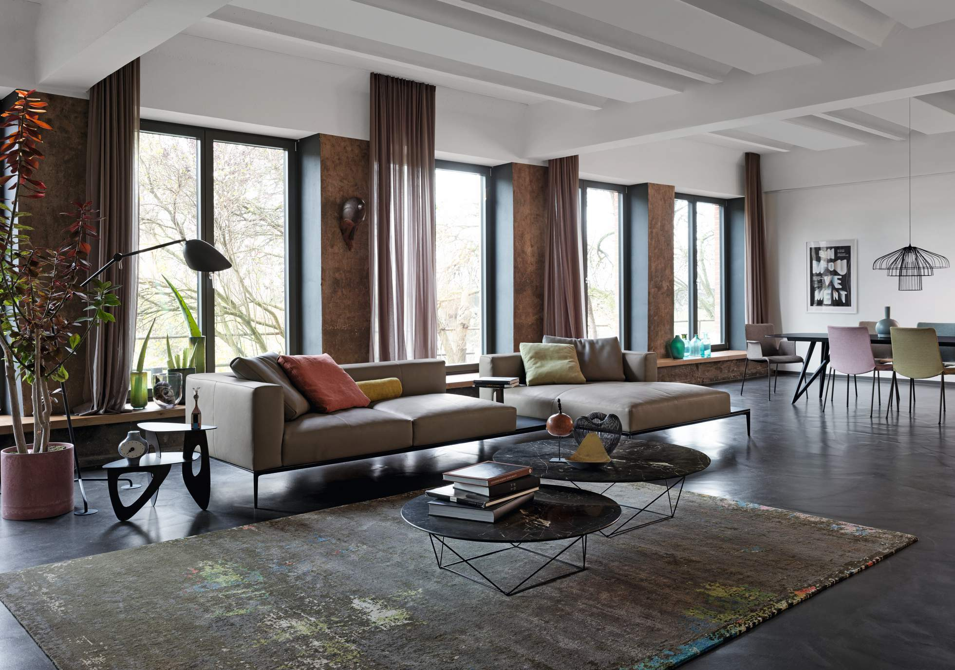 Wohnzimmer mit Walter Knoll Tama Couchtisch, Teppich und Designermöbeln für stilvolles Wohnen.