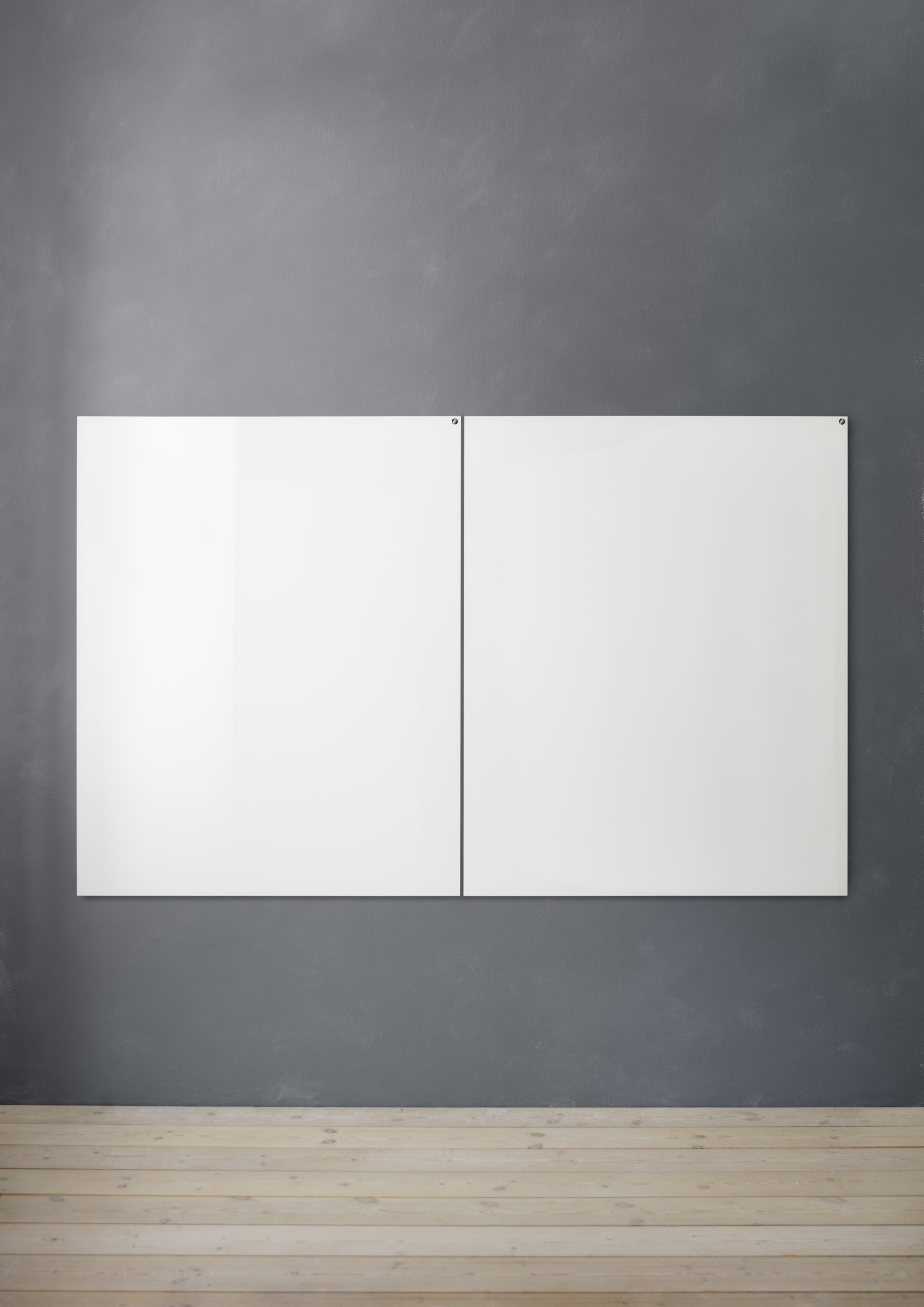 Zwei weiße, magnetische Chat Board Elements Glastafeln hängen an einer grauen Wand über einem Holzboden.