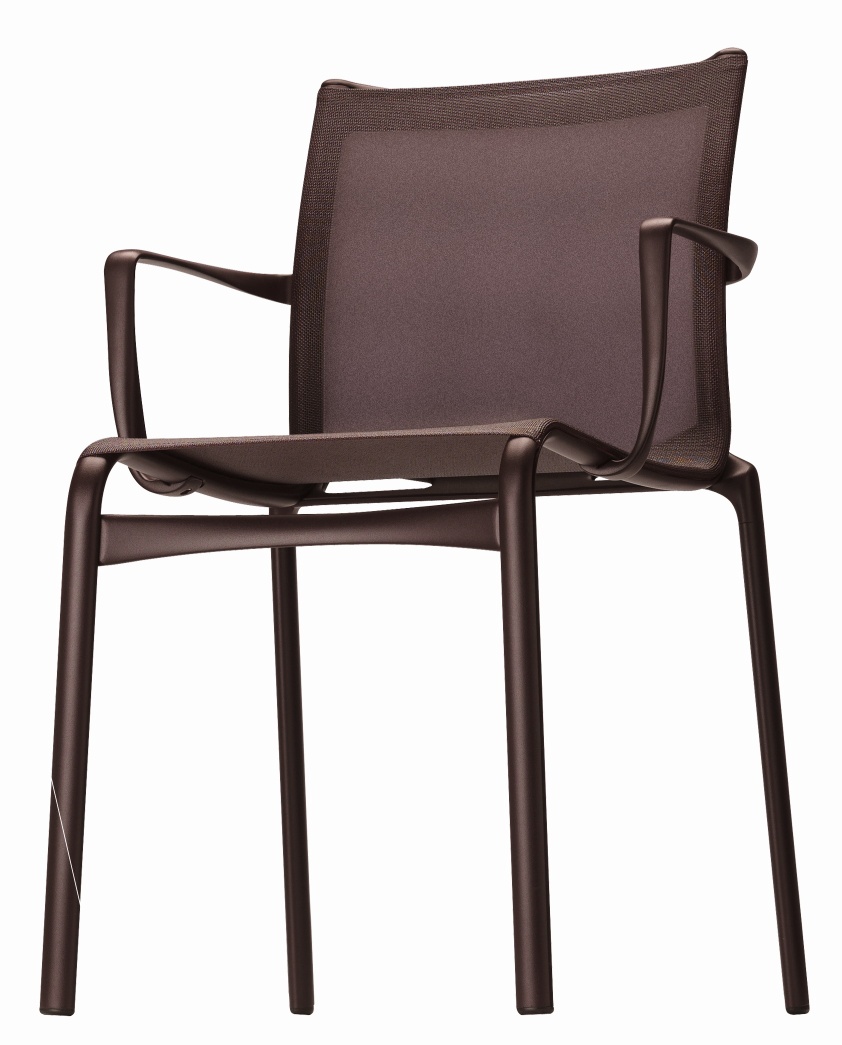Bigframe Stuhl von Alias, brauner Design Stuhl mit Armlehnen und atmungsaktivem Netzgewebe.