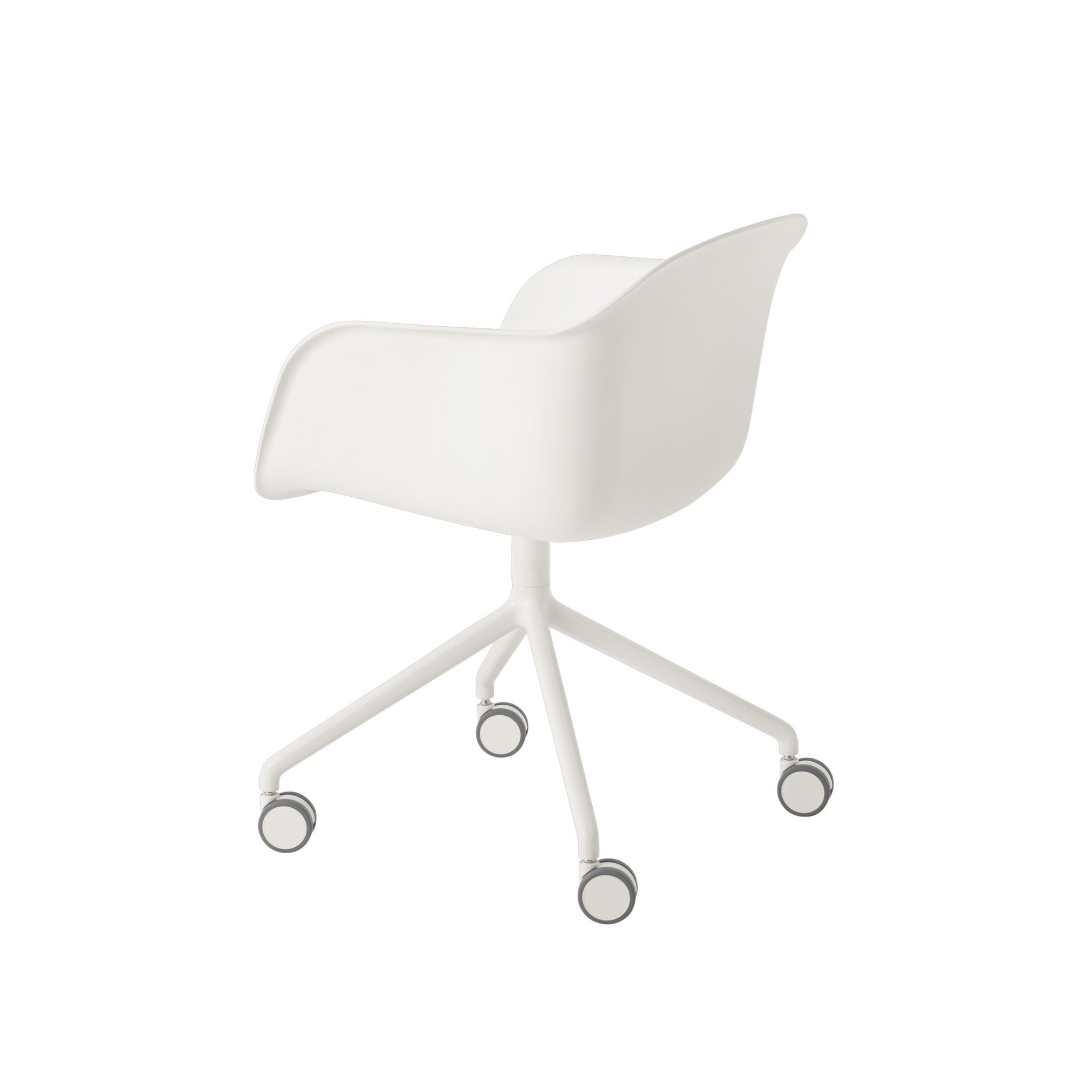 Weißer Fiber Armchair von Muuto mit Drehfuß und Rollen, moderner Bürostuhl für das Homeoffice.