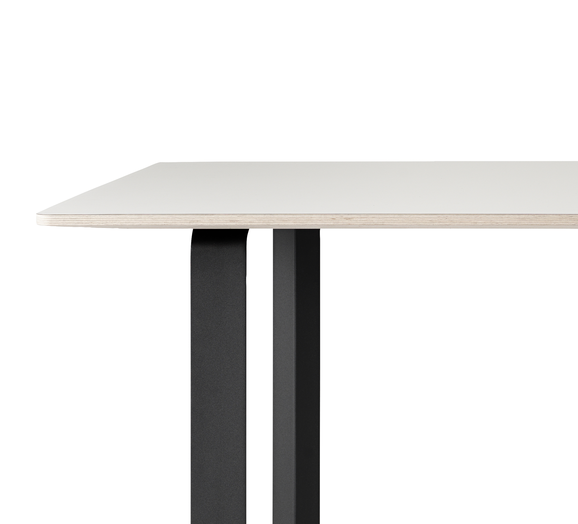 Detailaufnahme des Muuto 70/70 Tisches mit weißer Tischplatte und schwarzen Beinen, modernes Design für Esszimmer und Büro.