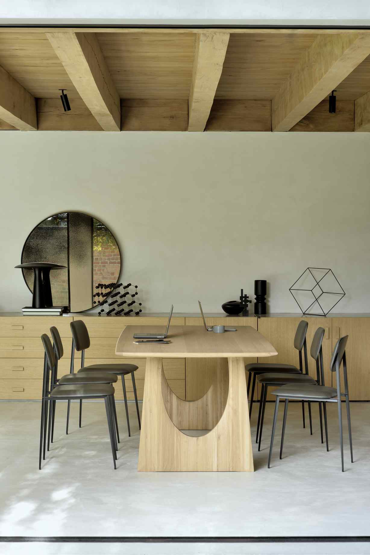 Esszimmer mit Ethnicraft Eiche Tisch und Stühlen, modernes Design und helle Holzoberfläche.